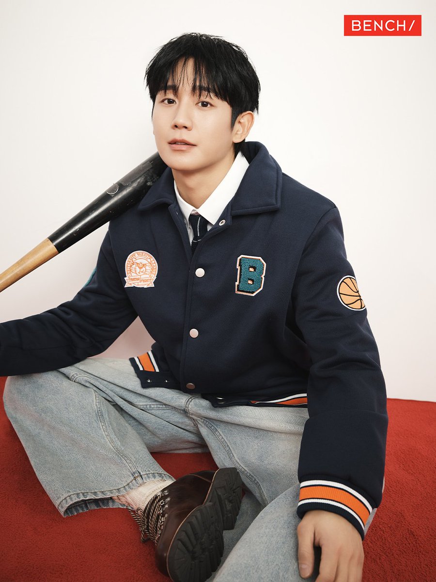 haeiness_pk's tweet photo. Jung Haein with a baseball bat and jersey feels straight out of a romcom male lead introduction 😭⚾

#JungHaeinxBENCH #GlobalBENCHSetter https://t.co/rVtaUEOLIi