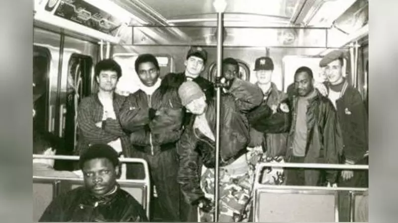 outsidersesp's tweet photo. Los Panteras Negras en España: así se gestó la vanguardia revolucionaria que combatió las agresiones nazis y racistas,

Las palizas, el racismo y la conciencia política llevaron a varios jóvenes ecuatoguineanos a crear "una estrategia secreta de autodefensa" ante el auge de la ultra derecha en los noventa.

A comienzos de los noventa, los cabezas rapadas campaban a sus anchas por Madrid y otras ciudades. Hartos de agresiones e insultos racistas, los jóvenes del movimiento negro decidieron organizarse y desarrollar una "estrategia colectiva basada en la autodefensa contra la impunidad del terrorismo nazi". Así nacían los Panteras Negras en España, aunque el embrión se había gestado años atrás en el contexto de las protestas estudiantiles —cuyo icono punk fue el Cojo Manteca—, el auge del hip hop y el furor de las bandas callejeras.

Sin embargo, necesitaban una organización que vertebrase a sus miembros y unos líderes que les inoculasen una ideología y una conciencia para emprender la lucha racial. Abuy Nfubea, un joven de origen ecuatoguineano, fue uno de los responsables de captar y formar a elementos subversivos, comprometidos y combativos para nutrir de cuadros a los Black Panthers, reconocidos en 1994 como sección española del estadounidense Nuevo Partido Pantera Negra.

Conocía la teoría, pero había que pasar a la práctica. Él y otros compañeros se habían empapado de la doctrina de Malcolm X y leído el libro de Kwame Ture Poder Negro, aunque eran conscientes de que la causa estaba disgregada y necesitaba el pegamento de lo que luego serían los Panteras Negras, cuyo primer congreso estatal se celebró en 1992. El escenario fue Alcalá de Henares, que albergaba dos instituciones decisivas para el desarrollo del movimiento: el campus de la Universidad Laboral y el instituto Pedro Gumiel.

"La inspiración de Malcolm X nos llega por el rap y por la base aérea de Torrejón de Ardoz, donde íbamos a la discoteca Stone's, frecuentada por estadounidenses. Además de su autobiografía, leíamos las revistas Mundo Negro, Tam-Tam o África Negra", explica Abuy Nfubea, quien se propuso divulgar su tesis más allá de los ambientes académicos y trasladarla a las calles. No solo a las pandillas, sino también a otro tipo de hermandades, pues había una semilla reivindicativa en los cristianos de base y en otros colectivos.

En los campus, según él, surgió una confrontación entre dos facciones: "Los negros Tío Tom, arrodillados y colonizados, que estaban en torno al Colegio Mayor Nuestra Señora de África [adscrito a la Universidad Complutense de Madrid]; y otros más radicales, concienciados políticamente y de una clase social más baja, que estaban en torno a la Universidad Laboral de Alcalá y el padre Asier". Aunque Abuy Nfubea era un chaval de clase media educado en los jesuitas, se convirtió a la causa obrera y panafricanista.

Mientras algunos catalogaban a los suyos como inmigrantes o, en el mejor de los casos, como ciudadanos negros, él abogaba por el concepto de comunidad negra. Las diferentes perspectivas a la hora de abordar la lucha social contra el racismo venían de lejos y, a ojos de hoy, pueden resultar chocantes y contradictorias. Había organizaciones vinculadas a los católicos y a los evangélicos —y hasta afines al Opus Dei—, así como militantes de partidos de derechas y de izquierdas, tanto españoles como ecuatoguineanos.

De hecho, los padres de varios cuadros de los Panteras Negras eran franquistas y algunos, militares, como el abuelo de Enrique Okenve Martínez o el padre de Javier Siale Bonaba, un antifascista aficionado al ska que fue miembro de los Sharp (Skinheads contra los Prejuicios Raciales). Por su parte, Abuy Nfubea es nieto de un procurador de las cortes franquistas e hijo del fundador de Unión Popular, un partido conservador heredero de diversas formaciones políticas independentistas de Guinea Ecuatorial.

Con los antecedentes de la oposición a los dictadores Macías y Obiang, así como del movimiento Free Mandela, aquellos chicos conocieron o vivieron algunos hitos fundacionales que precedieron a la creación de los Black Panthers, como la agresión sexual a dos mujeres guineanas en Móstoles, durante el Mundial de España en 1982, cuya reacción fue el nacimiento del Colectivo Feminista Panteras Negras; o la campaña contra la retirada del negro de Banyoles y la posterior defensa su libertador, el haitiano Alphonce Arcelín.

También fue sonado el asalto a la embajada surafricana para denunciar el apartheid en 1986, que luego motivó la creación del comité de solidaridad con Marcelino Bondjale, líder de Maleva. Una acción que remitía a la toma de la legación diplomática guineana diez años atrás, en protesta contra el régimen de Macías. La lucha de muchos padres —algunos vinculados a Falange o Fuerza Nueva— por la independencia y contra la dictadura, primero en su país y luego en el exilio, se había quedado desfasada. Cuando sus hijos tomaron el relevo y pasaron a la acción, los enemigos estaban en casa: los neonazis, a veces integrados o amparados por miembros de las fuerzas de seguridad del Estado. De hecho, el asesino de Lucrecia Pérez en 1992 fue un guardia civil.

Para hacerles frente, reclutaron a miembros de las bandas y hermandades más poderosas: Radical Black Power, Simplemente Hermanos, los Colours, MAN, West Side, los BRA —fundada por Fermín Nvo, conocido como T-7 y considerado por los Panteras Negras el padrino del hip hop—, Black Stones, Public Enemy Fan Club, Boricua, FTP y Madrid Vandals, a los que se unieron algunos skins antirracistas. "Teníamos que organizarnos militarmente para que no nos partieran la cabeza", explica Abuy Nfubea, quien recuerda la agresión neonazi que sufrieron en un restaurante de Móstoles los africanos que celebraban la victoria de Camerún sobre Argentina en el Mundial de Italia en 1990.

"En principio, la sección española del partido Black Panther no se crea para vengarnos de los nazis, sino porque España estaba diluyendo a los negros en la hispanidad, negándolos", matiza el periodista y escritor. Sin embargo, en 1995, con motivo del segundo congreso estatal, el diario El Mundo titula: Los panteras negras se organizan para luchar contra el fenómeno skinhead. La violencia de la ultraderecha es una constante a comienzos de la década, como refleja otra noticia publicada en 1993: Dos cabezas rapadas acaban apuñalados tras emprender una pelea contra tres negros.

Cuatro neonazis habían subido a un cercanías que se dirigía de Atocha a Fuenlabrada y gritaron: "Vamos a matar a los negros". Los heridos lo negaron, pero El País dejaba claro que la versión policial confirmaba los insultos iniciales proferidos por los skinheads, uno de ellos militar. Hechos como este habían motivado, tres años antes, que el movimiento Panteras Negras abogase por "la creación de una estrategia secreta inmediata de autodefensa contra el terrorismo skin nazi", al tiempo que algunos barrios de Alcalá de Henares amanecían en sus muros con la pintada: "Panteras Negras: por cualquier medio necesario".

A comienzos de los noventa, los cabezas rapadas campaban a sus anchas por Madrid y otras ciudades. Hartos de agresiones e insultos racistas, los jóvenes del movimiento negro decidieron organizarse y desarrollar una "estrategia colectiva basada en la autodefensa contra la impunidad del terrorismo nazi". Así nacían los Panteras Negras en España, aunque el embrión se había gestado años atrás en el contexto de las protestas estudiantiles —cuyo icono punk fue el Cojo Manteca—, el auge del hip hop y el furor de las bandas callejeras.

Sin embargo, necesitaban una organización que vertebrase a sus miembros y unos líderes que les inoculasen una ideología y una conciencia para emprender la lucha racial. Abuy Nfubea, un joven de origen ecuatoguineano, fue uno de los responsables de captar y formar a elementos subversivos, comprometidos y combativos para nutrir de cuadros a los Black Panthers, reconocidos en 1994 como sección española del estadounidense Nuevo Partido Pantera Negra.

Conocía la teoría, pero había que pasar a la práctica. Él y otros compañeros se habían empapado de la doctrina de Malcolm X y leído el libro de Kwame Ture Poder Negro, aunque eran conscientes de que la causa estaba disgregada y necesitaba el pegamento de lo que luego serían los Panteras Negras, cuyo primer congreso estatal se celebró en 1992. El escenario fue Alcalá de Henares, que albergaba dos instituciones decisivas para el desarrollo del movimiento: el campus de la Universidad Laboral y el instituto Pedro Gumiel.

"La inspiración de Malcolm X nos llega por el rap y por la base aérea de Torrejón de Ardoz, donde íbamos a la discoteca Stone's, frecuentada por estadounidenses. Además de su autobiografía, leíamos las revistas Mundo Negro, Tam-Tam o África Negra", explica Abuy Nfubea, quien se propuso divulgar su tesis más allá de los ambientes académicos y trasladarla a las calles. No solo a las pandillas, sino también a otro tipo de hermandades, pues había una semilla reivindicativa en los cristianos de base y en otros colectivos.

En los campus, según él, surgió una confrontación entre dos facciones: "Los negros Tío Tom, arrodillados y colonizados, que estaban en torno al Colegio Mayor Nuestra Señora de África [adscrito a la Universidad Complutense de Madrid]; y otros más radicales, concienciados políticamente y de una clase social más baja, que estaban en torno a la Universidad Laboral de Alcalá y el padre Asier". Aunque Abuy Nfubea era un chaval de clase media educado en los jesuitas, se convirtió a la causa obrera y panafricanista.

Mientras algunos catalogaban a los suyos como inmigrantes o, en el mejor de los casos, como ciudadanos negros, él abogaba por el concepto de comunidad negra. Las diferentes perspectivas a la hora de abordar la lucha social contra el racismo venían de lejos y, a ojos de hoy, pueden resultar chocantes y contradictorias. Había organizaciones vinculadas a los católicos y a los evangélicos —y hasta afines al Opus Dei—, así como militantes de partidos de derechas y de izquierdas, tanto españoles como ecuatoguineanos.

De hecho, los padres de varios cuadros de los Panteras Negras eran franquistas y algunos, militares, como el abuelo de Enrique Okenve Martínez o el padre de Javier Siale Bonaba, un antifascista aficionado al ska que fue miembro de los Sharp (Skinheads contra los Prejuicios Raciales). Por su parte, Abuy Nfubea es nieto de un procurador de las cortes franquistas e hijo del fundador de Unión Popular, un partido conservador heredero de diversas formaciones políticas independentistas de Guinea Ecuatorial.

Con los antecedentes de la oposición a los dictadores Macías y Obiang, así como del movimiento Free Mandela, aquellos chicos conocieron o vivieron algunos hitos fundacionales que precedieron a la creación de los Black Panthers, como la agresión sexual a dos mujeres guineanas en Móstoles, durante el Mundial de España en 1982, cuya reacción fue el nacimiento del Colectivo Feminista Panteras Negras; o la campaña contra la retirada del negro de Banyoles y la posterior defensa su libertador, el haitiano Alphonce Arcelín.

También fue sonado el asalto a la embajada surafricana para denunciar el apartheid en 1986, que luego motivó la creación del comité de solidaridad con Marcelino Bondjale, líder de Maleva. Una acción que remitía a la toma de la legación diplomática guineana diez años atrás, en protesta contra el régimen de Macías. La lucha de muchos padres —algunos vinculados a Falange o Fuerza Nueva— por la independencia y contra la dictadura, primero en su país y luego en el exilio, se había quedado desfasada. Cuando sus hijos tomaron el relevo y pasaron a la acción, los enemigos estaban en casa: los neonazis, a veces integrados o amparados por miembros de las fuerzas de seguridad del Estado. De hecho, el asesino de Lucrecia Pérez en 1992 fue un guardia civil.

Para hacerles frente, reclutaron a miembros de las bandas y hermandades más poderosas: Radical Black Power, Simplemente Hermanos, los Colours, MAN, West Side, los BRA —fundada por Fermín Nvo, conocido como T-7 y considerado por los Panteras Negras el padrino del hip hop—, Black Stones, Public Enemy Fan Club, Boricua, FTP y Madrid Vandals, a los que se unieron algunos skins antirracistas. "Teníamos que organizarnos militarmente para que no nos partieran la cabeza", explica Abuy Nfubea, quien recuerda la agresión neonazi que sufrieron en un restaurante de Móstoles los africanos que celebraban la victoria de Camerún sobre Argentina en el Mundial de Italia en 1990.

"En principio, la sección española del partido Black Panther no se crea para vengarnos de los nazis, sino porque España estaba diluyendo a los negros en la hispanidad, negándolos", matiza el periodista y escritor. Sin embargo, en 1995, con motivo del segundo congreso estatal, el diario El Mundo titula: Los panteras negras se organizan para luchar contra el fenómeno skinhead. La violencia de la ultraderecha es una constante a comienzos de la década, como refleja otra noticia publicada en 1993: Dos cabezas rapadas acaban apuñalados tras emprender una pelea contra tres negros.

Cuatro neonazis habían subido a un cercanías que se dirigía de Atocha a Fuenlabrada y gritaron: "Vamos a matar a los negros". Los heridos lo negaron, pero El País dejaba claro que la versión policial confirmaba los insultos iniciales proferidos por los skinheads, uno de ellos militar. Hechos como este habían motivado, tres años antes, que el movimiento Panteras Negras abogase por "la creación de una estrategia secreta inmediata de autodefensa contra el terrorismo skin nazi", al tiempo que algunos barrios de Alcalá de Henares amanecían en sus muros con la pintada: "Panteras Negras: por cualquier medio necesario".

Los cantaores de flamenco que murieron por defender la República y luchar contra Franco
"Los jóvenes eran agredidos por los porteros de las discotecas y por los nazis, que amedrentaban a los chicos y a las chicas. Entonces, tras el suceso del cercanías, los negros empezaron a patrullar los trenes y a hacerles frente", recuerda Abuy Nfubea. ¿Y, a la inversa, había caza de nazis? "Claro, había un contexto de enfrentamiento. La situación era esa", reconoce el también fundador del Frente Organizado de Juventudes Africanas (FOJA). "Sin embargo, la violencia racista quedaba impune, mientras que los activistas sufrían no solo represalias del Estado, sino también de Free Mandela, que llama violento a Marcelino Bondjale, lo expulsa y provoca la ruptura del movimiento".

"Teníamos una vocación nacional y queríamos extender el partido Panteras Negras por todo el Estado. Ya había personas luchando en otros sitios, pero nosotros les proporcionamos una base orgánica, política, ideológica y filosófica", comenta el autor del libro Afrofeminismo: 50 años de lucha y activismo de mujeres negras en España (Ménades). Así, logran expandirse desde Madrid —y ciudades como Móstoles, Torrejón, Fuenlabrada o Alcalá— hasta Barcelona, Valencia, Barcelona, Zaragoza y Bilbao, aunque también llegan a pueblos como Bembibre (El Bierzo) o Burela (Lugo), donde la comunidad caboverdiana trabajaba en la mina y en la pesca.

Abuy Nfubea considera que el principal legado de los Panteras Negras fue la creación de la comunidad negra en España. "Era una organización disciplinada cuyo objetivo no solo era la retaliación nazi, sino también la formación en política y la enseñanza de nuestra historia. Queríamos aglutinar a los negros, porque Adolfo Suárez había llevado a cabo políticas de acción afirmativa, como el decreto sobre la concesión de la nacionalidad española a determinados. Sin embargo, tras esa la ley de reparación y reconocimiento del pueblo negro, aprobada por un Gobierno de derechas, el PSOE creó un modelo igualatorio", comenta el periodista y escritor.

"Es decir, para la izquierda todos son iguales, no hay negros ni blancos. Pero nosotros fuimos conscientes de que ese proceso nos conducía a la aniquilación, por lo que tuvimos claro que debíamos crear un movimiento para defender a nuestra comunidad", concluye Abuy Nfubea, quien a comienzos de siglo decidió refundir el partido Panteras Negras, junto a decenas de organizaciones del Estado español, en el movimiento panafricanista. Sus miembros ya tenían demasiada edad para seguir luchando en las calles, pero seguirán presentes en las páginas de un libro que ha escrito sobre la vanguardia revolucionaria de la juventud negra.

(Texto original de Henrique Mariño en Público)