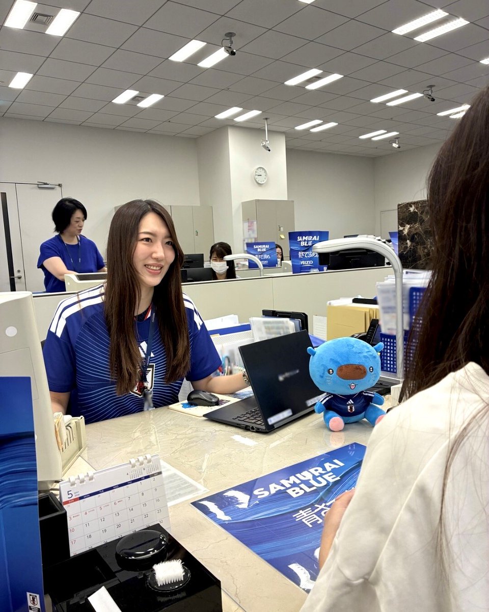 mizuhobank's tweet photo. サッカー日本代表を全力応援中！
〈みずほ〉の「青い挑戦月間」の取り組みをご紹介！

5月31日（日）に国立競技場にて開催される「キリンチャレンジカップ2026」に向けて、全国の〈みずほ〉の支店でサッカー日本代表を応援しています。

■「青い挑戦月間」とは
店頭を“青”で彩り、サッカー日本代表のユニフォームや青のアイテムを身に着け、〈みずほ〉がお客さまと一丸となってサッカー日本代表を応援する取り組みです。
店頭には、SAMURAI BLUEのポスターも掲載中です。ぜひご覧ください！
※実施は一部の支店に限られます。

ともにサッカー日本代表を応援しましょう！
〈みずほ〉はサッカー日本代表のメジャーパートナーです。

@JFA
@jfa_samuraiblue
#青さで挑む #青い挑戦 #サッカー日本代表 #SAMURAIBLUE #かんばれサッカー日本代表