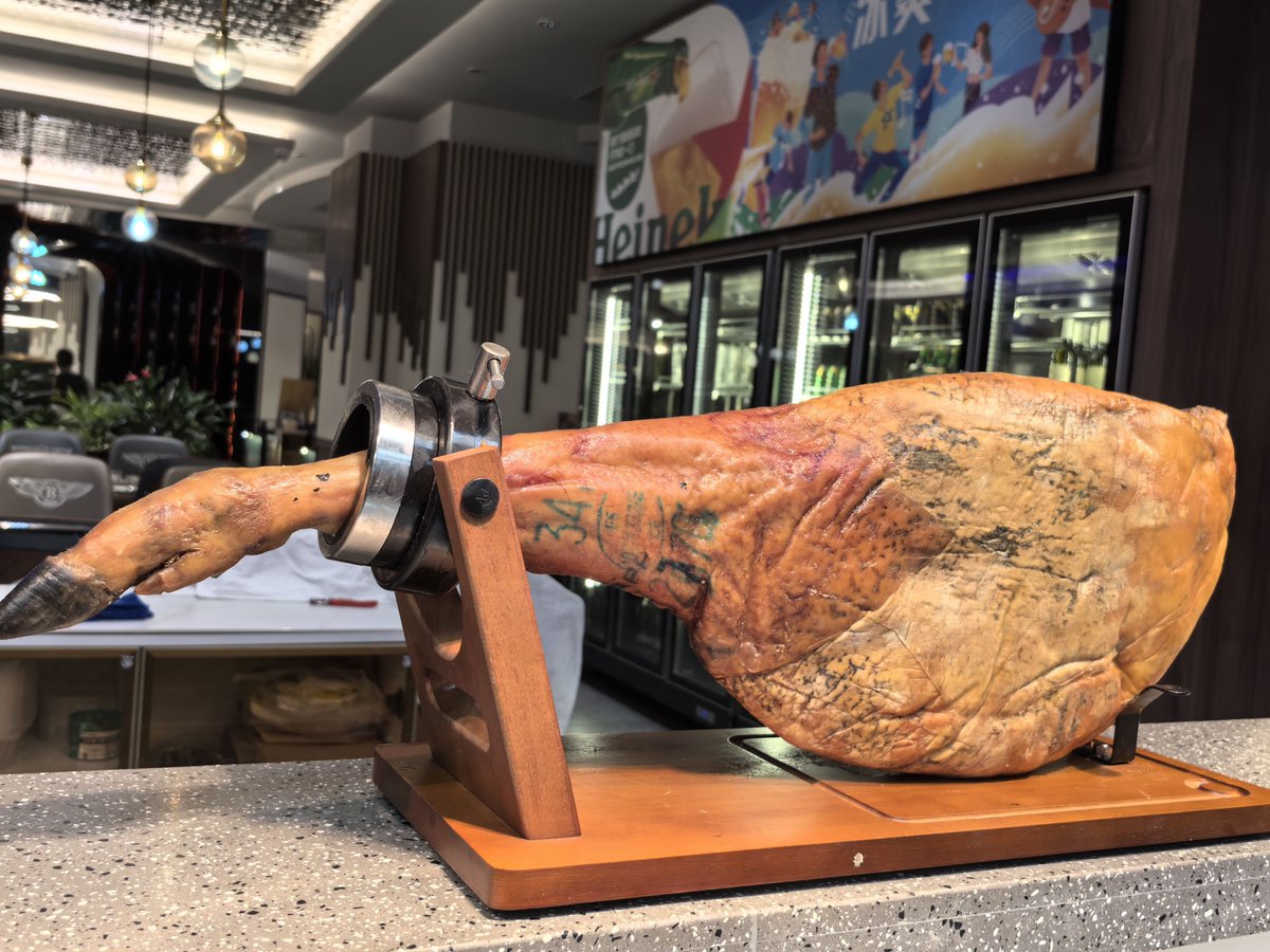 Julie_OTHFamily's tweet photo. This Christmas, treat yourself to our exclusive 3-course holiday feast – roasted turkey, spiced ham, and yule log dessert! , https://t.co/IotZYm3UcJ