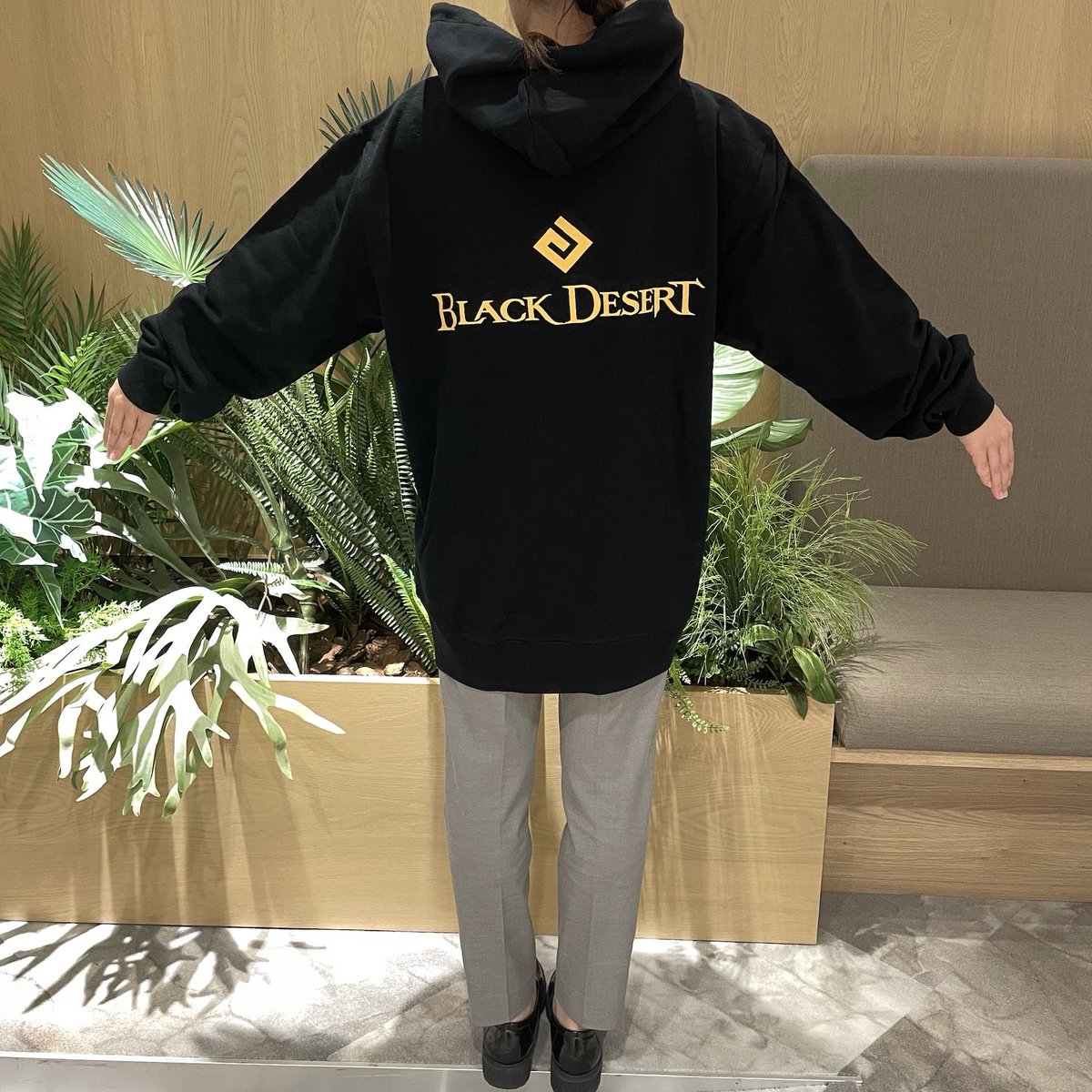 PearlAbyssStore's tweet photo. #黑色沙漠 #黑色沙漠PC #黑色沙漠mobile #黑色沙漠online 

继昨天的纱伊连帽衫之后，今天接着为大家介绍黑精灵连帽衫的穿搭技巧。✨

本款连帽衫以黑色为基调，黑精灵仿佛在一片黑暗之中若隐若现地探出头来的设计乃是一大特色，简约中带有一丝俏皮，是一件充满创意与趣味的单品。

身材娇小的人，推荐搭配修身下装，打造"上宽×下窄"的廓形剪影。
如此能更加突显连帽衫宽松的Oversize风格，营造一股悠闲随性的轻盈柔和氛围及可爱感。🌱

身材高挑的人，则是推荐以"上微宽×下略窄"的I型廓形剪影利落穿搭。
通过强调纵向线条，打造一种简约精练的时尚风格。🌿 
或者，也可以搭配阔腿裤营造蓬松感，让整体造型更有分量，展现一种收放有度的简单大方街头休闲风格。💡

大家不妨也穿上黑精灵的连帽衫，打造属于自己独特的个性穿搭造型如何？🌈

有关黑精灵连帽衫的详情请至
▶️https://t.co/SJu4jLet3s