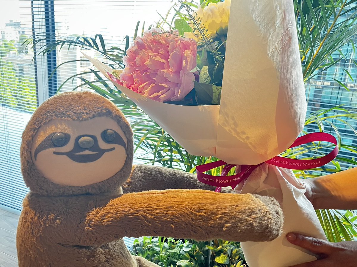plusastage's tweet photo. あるふぁん最後の出社🦥🏢

きょうは、ぼくのさいごの出社の日だったぷら。

サプライズでお花をもらって、
とってもうりしかったぷら💐

いつもいっしょに公演をつくってくりたみんな、
ほんとにありがとぷら。

……なんだか、
ちょっぴりおセンチになったぼくぷら🐾🌟 https://t.co/NB6HtKzxQH