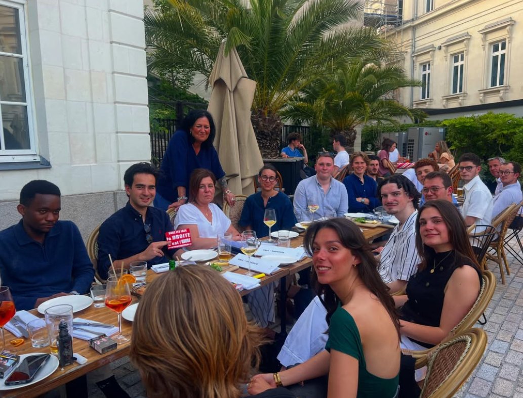 161Ran's tweet photo. Photo de famille de l'UNI - dont nombre de leurs membres sont régulièrement épinglés pour des saluts nazi et des propos antisémite. 

@AgnesDupin et @olidelez, élues d'opposition au Conseil Municipales de Nantes ont trinqué à la santé de cette organisation d'extrême droite 🥂 https://t.co/yPRLjEdn14