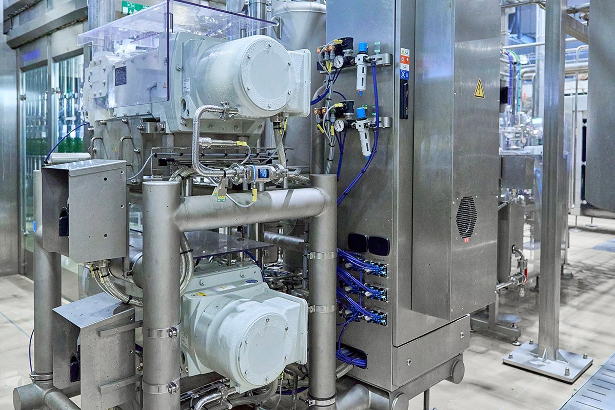 KronesAG's tweet photo. No water for beer filling? 💧🚫

Every brewery knows that low total packaged oxygen (TPO) is proof of top beer quality. They take all sorts of measures, such as evacuating the glass bottles prior to filling. Until now, liquid ring vacuum pumps have mostly been used for that. https://t.co/ijv6BFeqHX