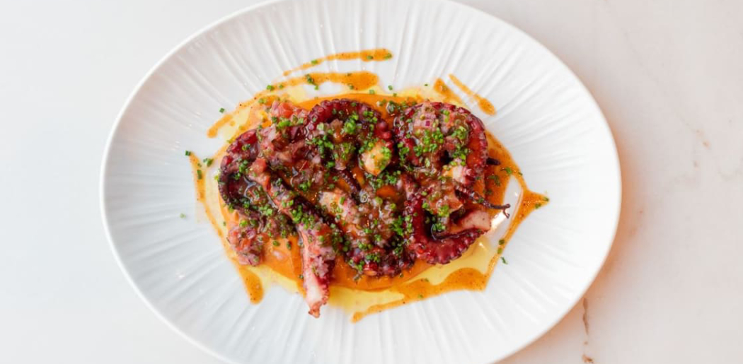 Oferplan_ABCse's tweet photo. 🍴 Arroz cremoso de choco y gamba, costilla de vaca, pulpo asado, carrillada de cerdo, calamar de potera... Estos son algunos de los platos que podrás disfrutar en este establecimiento gastronómico ubicado en pleno centro histórico de Sevilla #SevillaHoy
➡️https://t.co/hA545l0dTs https://t.co/Zhy0pS2xZ6