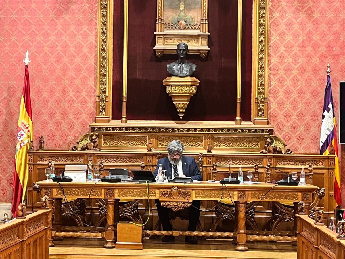 SocialistesdMca's tweet photo. Un mes des que sabem que Bestard agafava els cotxes del Consell com si fossin seus, per fer vida personal. 

Un mes de vergonyosa paràlisi de Galmés, que te por de fer el que ha de fer.

Destituir Bestard. 

@CatalinaClader1 

https://t.co/JQG6Im5xZu https://t.co/4hVIcz6YVI