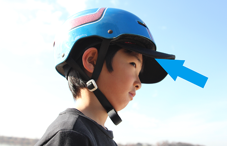 AoringoDr's tweet photo. 🚨子どものヘルメットの「おでこ丸見え」、　　　　
　　　　　　効果激減なのでやめましょう！！⛑️

転倒した時に一番守るべき、
『前頭葉（おでこの所）』がコンクリートに直撃する、非常に危険な状態です。
ヘルメット本来の防御力が失われている....。

子どもは頭が重く、自転車から落ちる時は
「前方に真っ逆さま」に落ちるケースが大半です。
おでこが出ていると、クッションなしで顔面から地面に突っ込むことになります。

🍎お出かけ前の10秒でできる、頭を確実に守る
『ヘルメットの正しい被り方チェック』を確認しておいて下さい👇️

①おでことヘルメットの隙間は「指1本分」 
②かぶる深さは「眉毛の上くらい」
③あご紐のゆとりは「指2-3本分」

朝のバタバタしてる時間に、紐の長さを調整したり、嫌がる子どもを説得するのは本当に大変ですよね。

「たいせつな頭を守るお守りだよ」
「上手に被れたね、ありがとう！」

と声をかけながら、正しい角度に直してあげてください。その10秒が、子どもの未来を守ります🍎

参考）SUBARU CYCLE FAN CLUB：【家族で学ぶ自転車ルール】Vol.3 「ヘルメットの装着」を習慣にしよう！