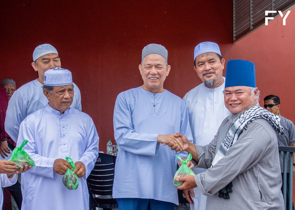 PetraJayaMP's tweet photo. Petra Jaya | 29 Mei 2026 | Jumaat

Alhamdulillah, berkesempatan menunaikan Solat Jumaat bersama para jemaah di Masjid Darul Hasanah, Taman Sourabaya Indah, serta menghadiri Majlis Pengagihan Daging Ibadah Qurban kepada penduduk setempat.

Sempena sambutan Hari Raya Aidiladha 1447H, Pusat Khidmat P.194 Petra Jaya telah menyumbangkan sebanyak 63 ekor lembu korban untuk diagihkan kepada surau, masjid, kelab jabatan kerajaan negeri dan persekutuan serta pertubuhan bukan kerajaan (NGO) di seluruh kawasan Petra Jaya.

Di Taman Sourabaya Indah, seramai 139 penerima telah menerima agihan daging korban, selain turut dikongsi bersama para jemaah Solat Jumaat dan masyarakat setempat di Masjid Darul Hasanah.

Aidiladha mengajar kita bahawa pengorbanan bukan sekadar suatu ibadah yang dilaksanakan setiap tahun, tetapi satu manifestasi keikhlasan, ketaatan dan kasih sayang sesama insan. 

Melalui semangat berkongsi rezeki, kita dapat memperkukuh ukhuwah, menyemai rasa syukur dan memastikan tiada yang terpinggir daripada menikmati kegembiraan hari yang penuh keberkatan ini.

Usai sesi pengagihan daging korban, saya turut berkesempatan  menikmati makan tengah hari bersama Ahli Jawatankuasa Masjid Darul Hasanah serta bertukar pandangan mengenai usaha memperkukuh perpaduan dan kesejahteraan komuniti setempat.

Terima kasih kepada semua yang terlibat, termasuk rakan-rakan media yang hadir dalam memeriahkan lagi susasana program hari ini. 

Semoga setiap ibadah korban yang dilaksanakan diterima oleh Allah SWT dan menjadi asbab keberkatan, kesejahteraan serta rahmat buat seluruh masyarakat.

#P194PetraJaya 
#SarawakkuSayang 
#SarawakMajuMakmur