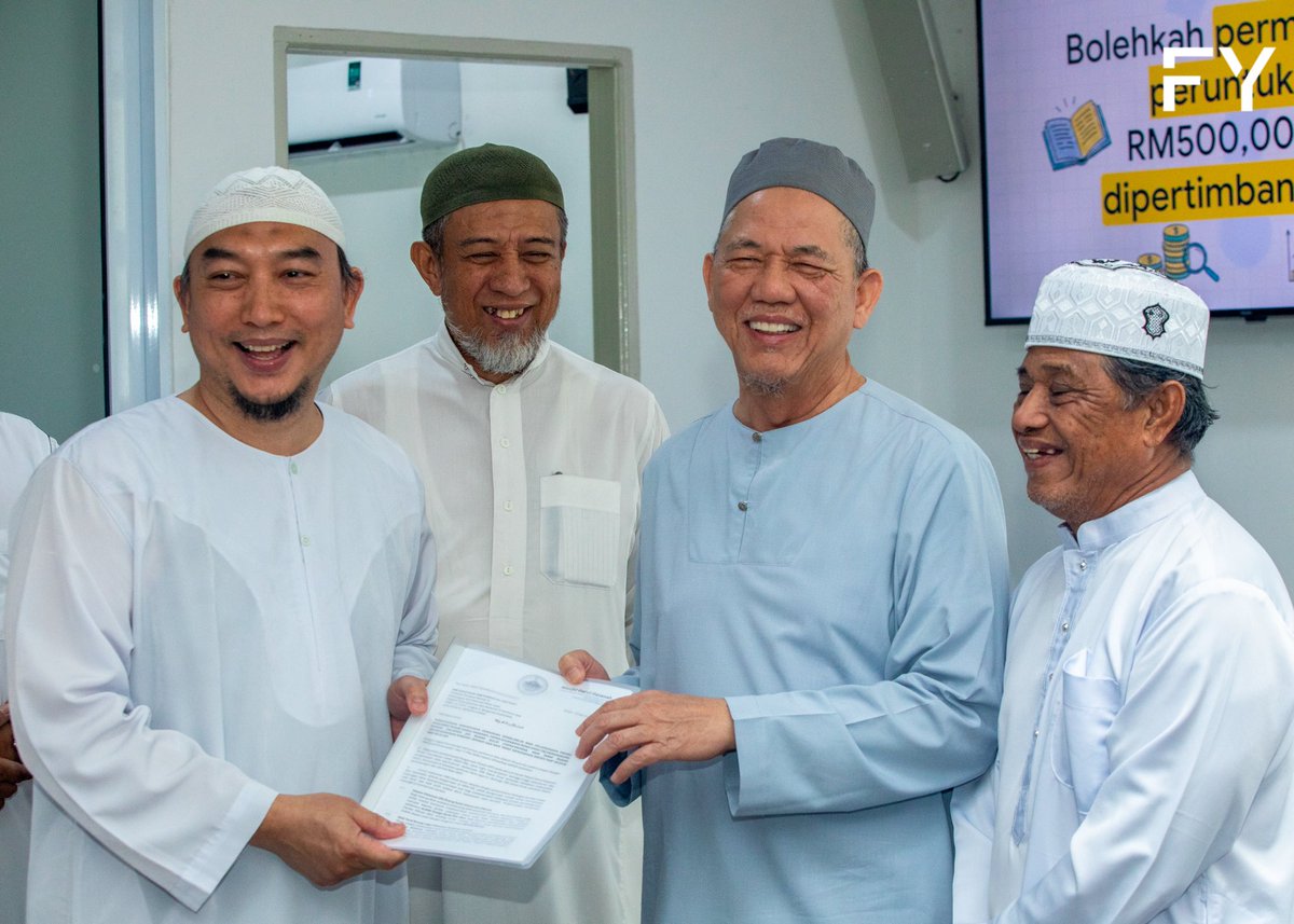 PetraJayaMP's tweet photo. Petra Jaya | 29 Mei 2026 | Jumaat

Alhamdulillah, berkesempatan menunaikan Solat Jumaat bersama para jemaah di Masjid Darul Hasanah, Taman Sourabaya Indah, serta menghadiri Majlis Pengagihan Daging Ibadah Qurban kepada penduduk setempat.

Sempena sambutan Hari Raya Aidiladha 1447H, Pusat Khidmat P.194 Petra Jaya telah menyumbangkan sebanyak 63 ekor lembu korban untuk diagihkan kepada surau, masjid, kelab jabatan kerajaan negeri dan persekutuan serta pertubuhan bukan kerajaan (NGO) di seluruh kawasan Petra Jaya.

Di Taman Sourabaya Indah, seramai 139 penerima telah menerima agihan daging korban, selain turut dikongsi bersama para jemaah Solat Jumaat dan masyarakat setempat di Masjid Darul Hasanah.

Aidiladha mengajar kita bahawa pengorbanan bukan sekadar suatu ibadah yang dilaksanakan setiap tahun, tetapi satu manifestasi keikhlasan, ketaatan dan kasih sayang sesama insan. 

Melalui semangat berkongsi rezeki, kita dapat memperkukuh ukhuwah, menyemai rasa syukur dan memastikan tiada yang terpinggir daripada menikmati kegembiraan hari yang penuh keberkatan ini.

Usai sesi pengagihan daging korban, saya turut berkesempatan  menikmati makan tengah hari bersama Ahli Jawatankuasa Masjid Darul Hasanah serta bertukar pandangan mengenai usaha memperkukuh perpaduan dan kesejahteraan komuniti setempat.

Terima kasih kepada semua yang terlibat, termasuk rakan-rakan media yang hadir dalam memeriahkan lagi susasana program hari ini. 

Semoga setiap ibadah korban yang dilaksanakan diterima oleh Allah SWT dan menjadi asbab keberkatan, kesejahteraan serta rahmat buat seluruh masyarakat.

#P194PetraJaya 
#SarawakkuSayang 
#SarawakMajuMakmur
