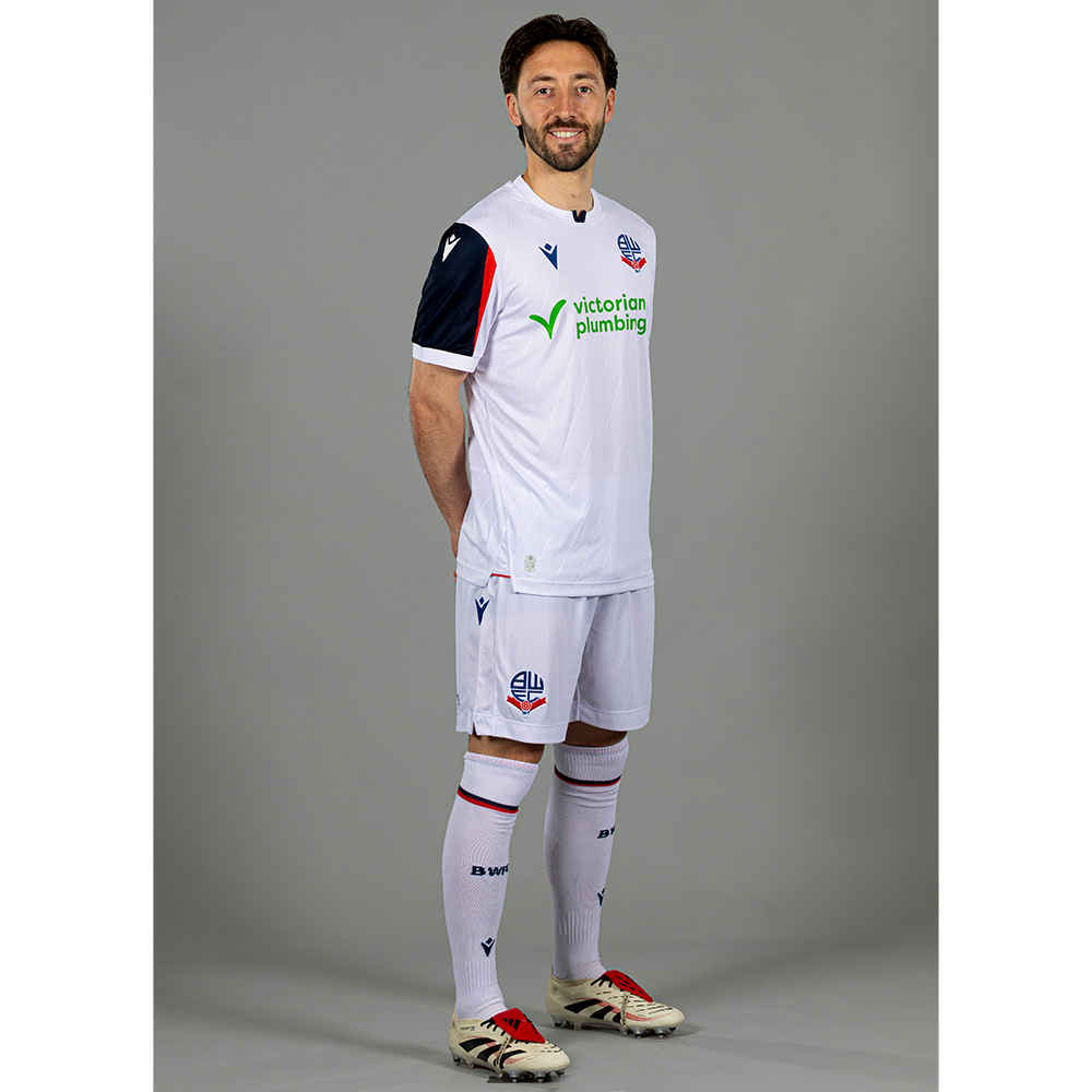 BurndenAces's tweet photo. All white, Wanderers fans!

#BWFC https://t.co/JH3D4CIiH5