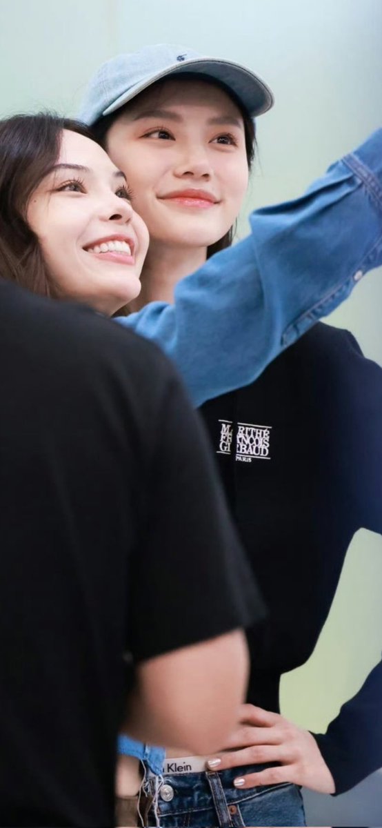 LLmsy59588's tweet photo. A photo with glasses and one without, Sonya's same bright smile, and different smile from Lookmhee,but it is clear the joy of feelings, but who is the most in love? I think it's us😅yes❤️
#lmsy #Changhai https://t.co/PqGO9J0Y4y