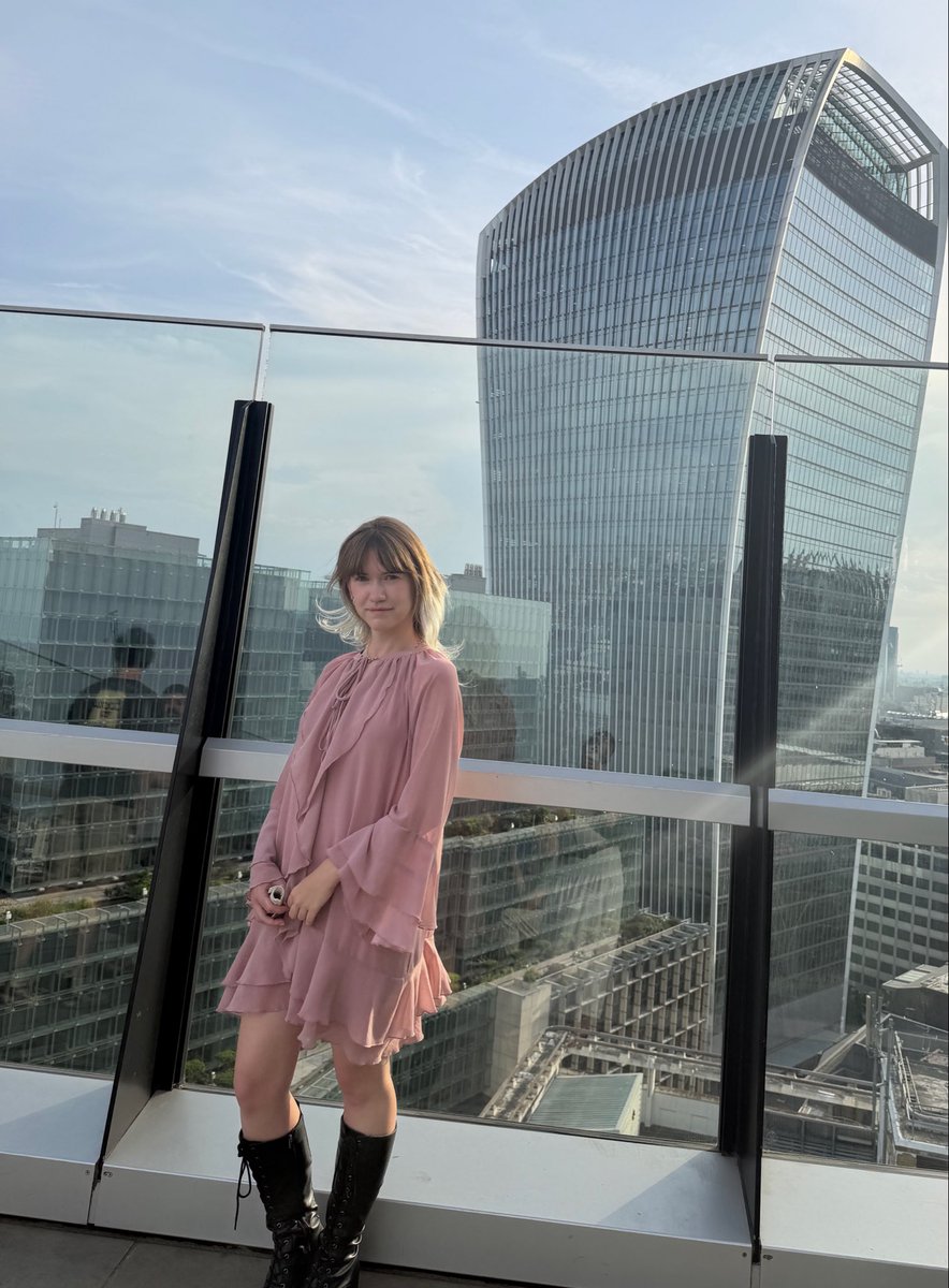 nyahxcatherine's tweet photo. hi london 👋 https://t.co/8hCoxTHgp6