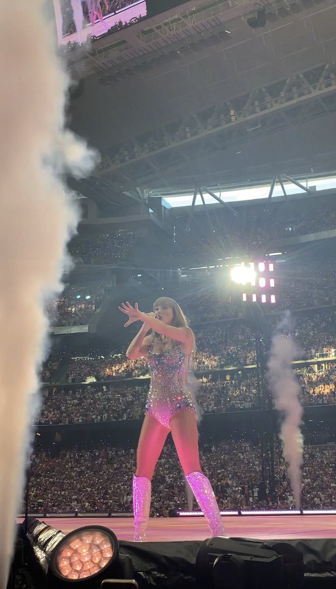 cqwboyliketay's tweet photo. dos años del eras tour en madrid😭😭ver a tay por primera vez siempre será mi recuerdo favorito https://t.co/fLxBFldm6Y