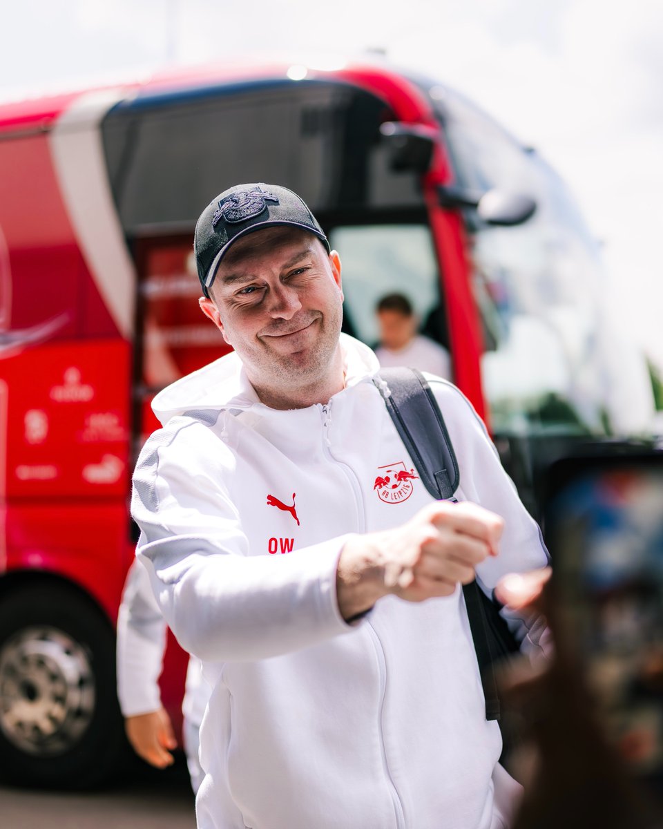 RBLeipzig's tweet photo. Exklusiv aus Südafrika 🇿🇦🙌
Unser Cheftrainer Ole #Werner stellt sich für die nächste Ausgabe von #Ask euren Fragen. 🫡👀
Also: Was wolltet ihr von unserem Coach schon immer wissen? 👇
#AskOle