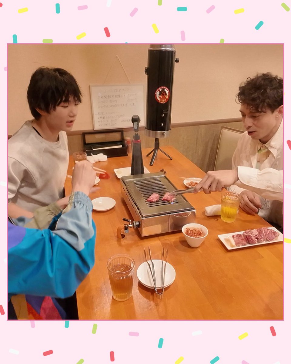 meshidora_ntv's tweet photo. 寺田心さんと
栃木県真岡市で絶品グルメを探すドライブ旅🚗

心くんへのプレゼントを選びに入った「マメチコ」で
兼近さんにまさかの奇跡が…！

旅の〆で向かったのは「ホルモン煙舞」さん✨
今後の目標と、そこにかける熱い思いとは？

ひる12時45分からは #メシドラ ！
お楽しみに🌈！ https://t.co/Z4pJUCD1Nq