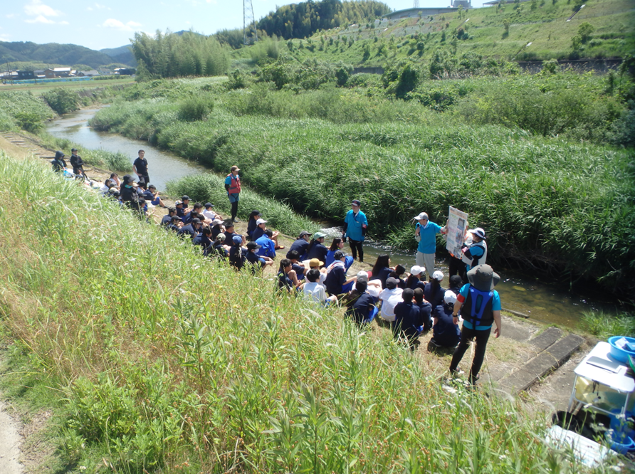 mlit_mie's tweet photo. 【河川】5/29（金）に櫛田川水系佐奈川にある大峯橋付近にて、多気中学校の皆さんと一緒に川に入ってどのような生物がいるか調べました！
カワゲラなど、綺麗な水に生息する生き物が観察できました！
#国土交通省　#水生生物調査　#櫛田川　#ガサガサ
https://t.co/xDdNMPtv3p https://t.co/NRmXBjU0JC