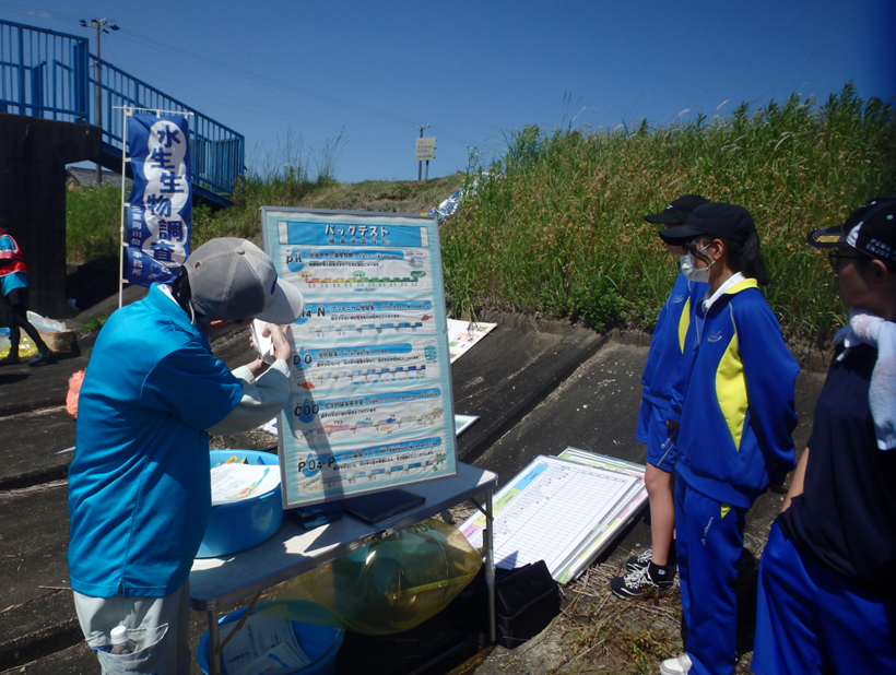 mlit_mie's tweet photo. 【河川】5/29（金）に櫛田川水系佐奈川にある大峯橋付近にて、多気中学校の皆さんと一緒に川に入ってどのような生物がいるか調べました！
カワゲラなど、綺麗な水に生息する生き物が観察できました！
#国土交通省　#水生生物調査　#櫛田川　#ガサガサ
https://t.co/xDdNMPtv3p https://t.co/NRmXBjU0JC