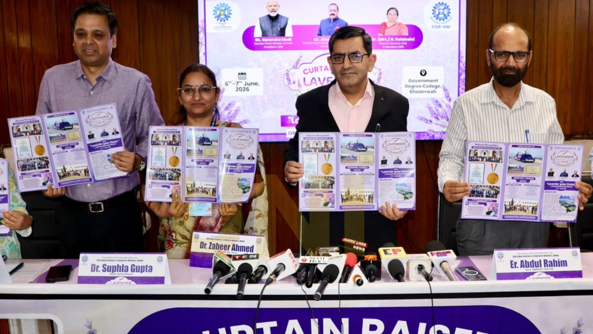 UNI_Photos's tweet photo. In Photos | Dr. Zabeer Ahmed, Director, CSIR-IIIM, along with officials, releases the brochure and addresses the media during the curtain raiser of the 4th Lavender Festival, scheduled to be held from June 6 in Bhaderwah, Jammu, on Friday (29/05).

📸: Aman Sharma / UNI

@csiriiim | #JammuAndKashmir | #ZabeerAhmed | #CSIRIIIM | #LavenderFestival | #Bhaderwah | #UNI