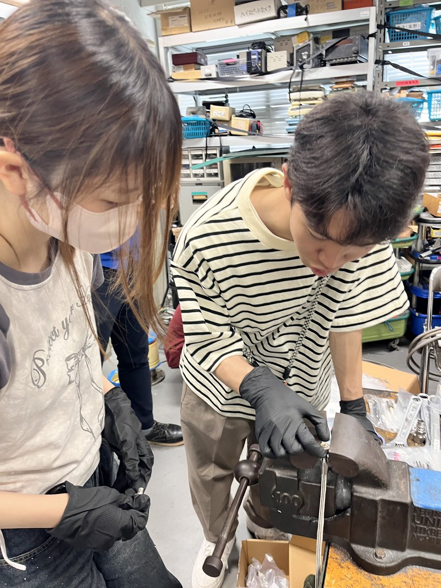 KU_rocket's tweet photo. 現在6月の燃焼試験に向けて配管のカシメを行なっています。
めっちゃ筋トレです💪
Swagelokさんいつもありがとうございます！
#燃焼試験
#神大ロケット部
#配管
#GSE https://t.co/DJWW4n3DVa