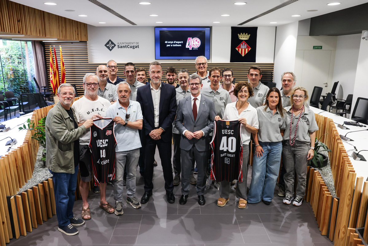 SantCugatCreix's tweet photo. 🙋‍♂️ El president @mimabo58 i el secretari @CortesXavier van participar ahir en la presentació del 40è aniversari de la @UESC_SantCugat , a l’ @ajsantcugat .

L’acte va estar presidit per l’alcalde @josepmvalles i pel president del club, @vbeltrango .

Felicitats!

📸 Ajuntament. https://t.co/B5cCIrSFJ7