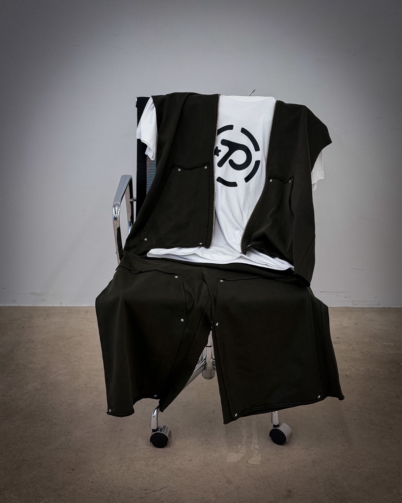 projectr___'s tweet photo. DARK CIRCLE LOGO COLLECTION
■Doubleknee Shorts
PRICE:¥13,200(税込)
COLOR:Black, Khaki
SIZE : S,M,L,XL
フロントにp(R)ojectRロゴのアップリケを
またぐように施し、
当て布やポケット端に星型スタッズを配置。
【ONLINE】
https://t.co/3kfkZGfU2F
#THERAMPAGE
#projectr https://t.co/6joN27L3cb