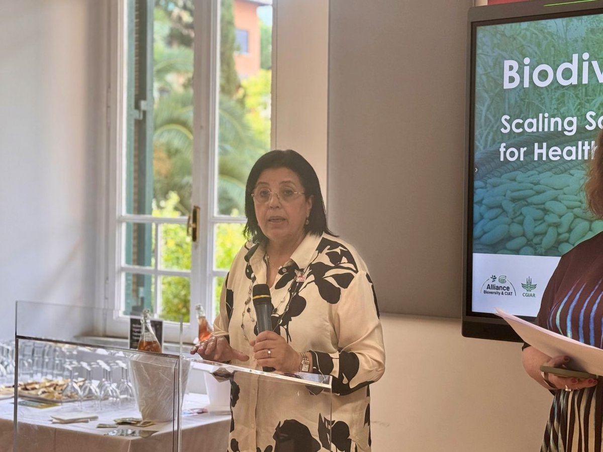 BiovIntCIAT_eng's tweet photo. Nearly 2.6B people still can’t afford a healthy diet, but biodiversity and smart policies can change that.
We closed #RNW2026 with the 6th edition of our Biodiversity Bites, showcasing how science 🧪, policy 🏛️, and food 🥕 can transform diets and food systems. https://t.co/xGf6pjNWdq