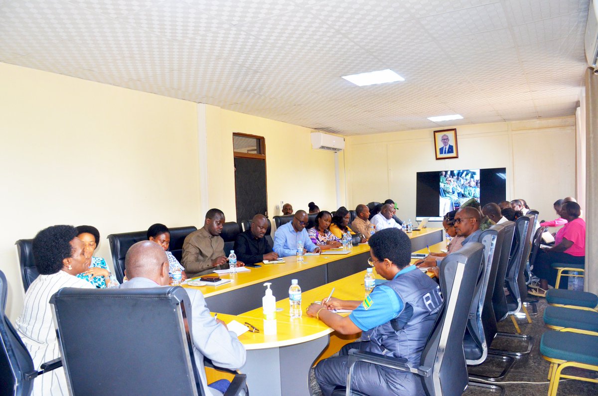 GatsiboDistrict's tweet photo. Minisitiri wa @RwandaGender @U_Consolee yagiriye uruzinduko mu karere ka #Gatsibo, mu kwizihiza Umunsi Mpuzamahanga w'Umuryango. Yabanje kuganira n'Abafatanyabikorwa bako, hagamijwe gufata ingamba mu kubaka umuryango, barwanya icyaha cyo gusambanya abana n'inda ziterwa abangavu. https://t.co/6gYgFXf4Fa