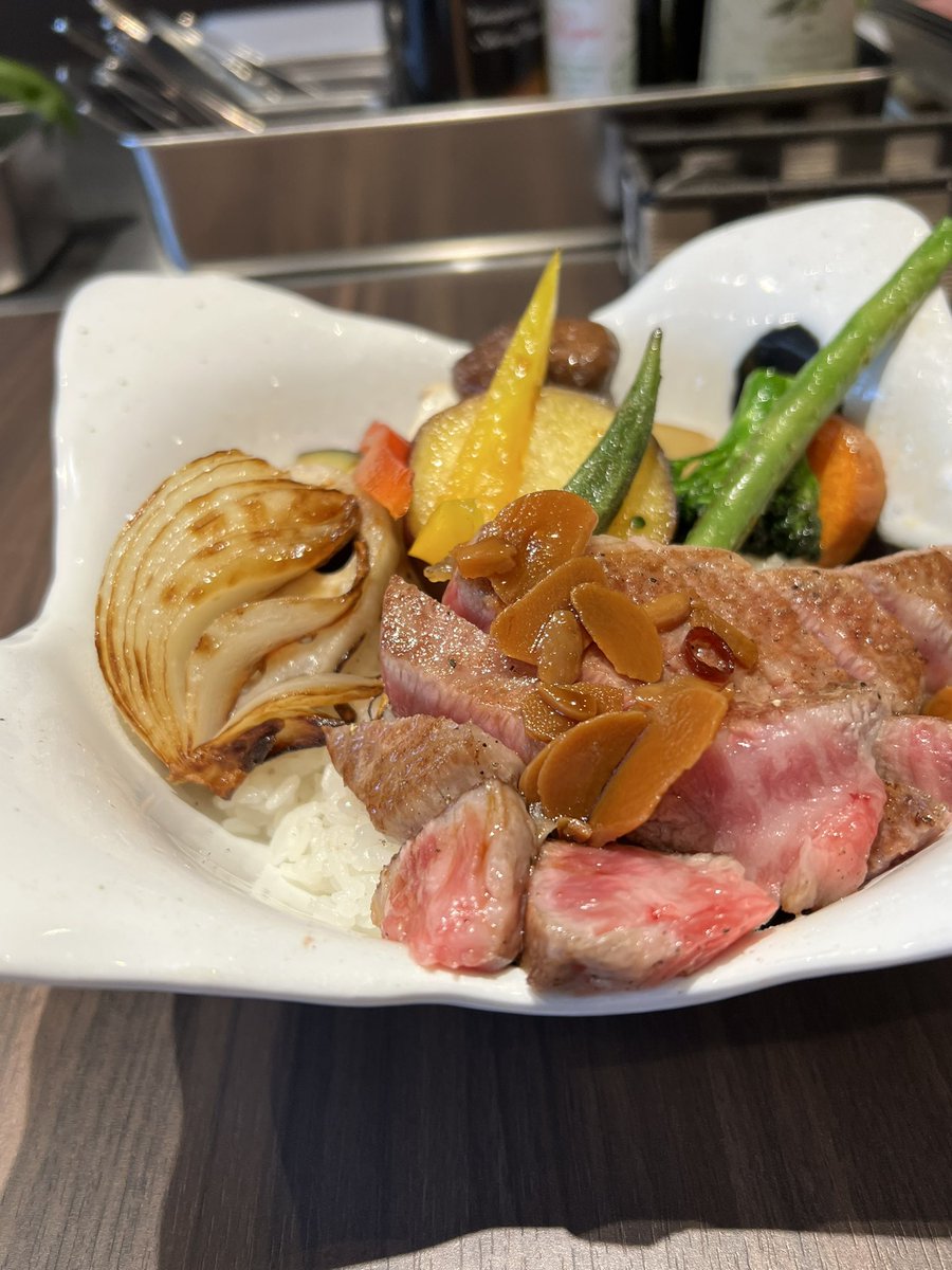 yellowmonkey40's tweet photo. ちょっと背伸びの贅沢ランチ✨

【ステーキ丼(焼野菜増し)】

綺麗だよねぇ〜🤤

シェフのワンオペ,目の前の鉄板で焼いてくれるスタイル☝️シェフの手ぎわにうっとり♪

たまにの贅沢には最高のランチ♪

超うん〜まい✨😋

また来たい!

#ひとり飯 #ソロ飯 #肉の日
#鉄板焼小助川 #小助川 #湯島 https://t.co/JjPNEC0WHf