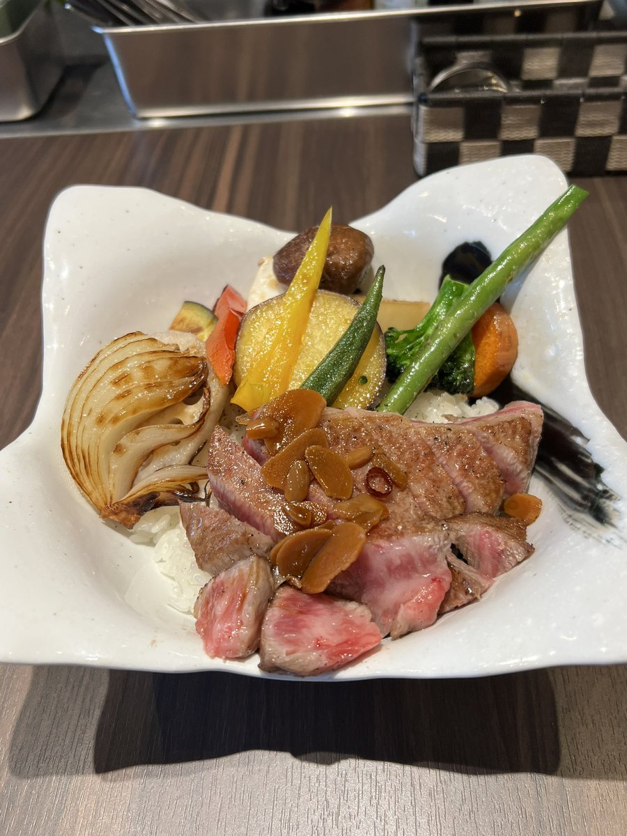 yellowmonkey40's tweet photo. ちょっと背伸びの贅沢ランチ✨

【ステーキ丼(焼野菜増し)】

綺麗だよねぇ〜🤤

シェフのワンオペ,目の前の鉄板で焼いてくれるスタイル☝️シェフの手ぎわにうっとり♪

たまにの贅沢には最高のランチ♪

超うん〜まい✨😋

また来たい!

#ひとり飯 #ソロ飯 #肉の日
#鉄板焼小助川 #小助川 #湯島 https://t.co/JjPNEC0WHf
