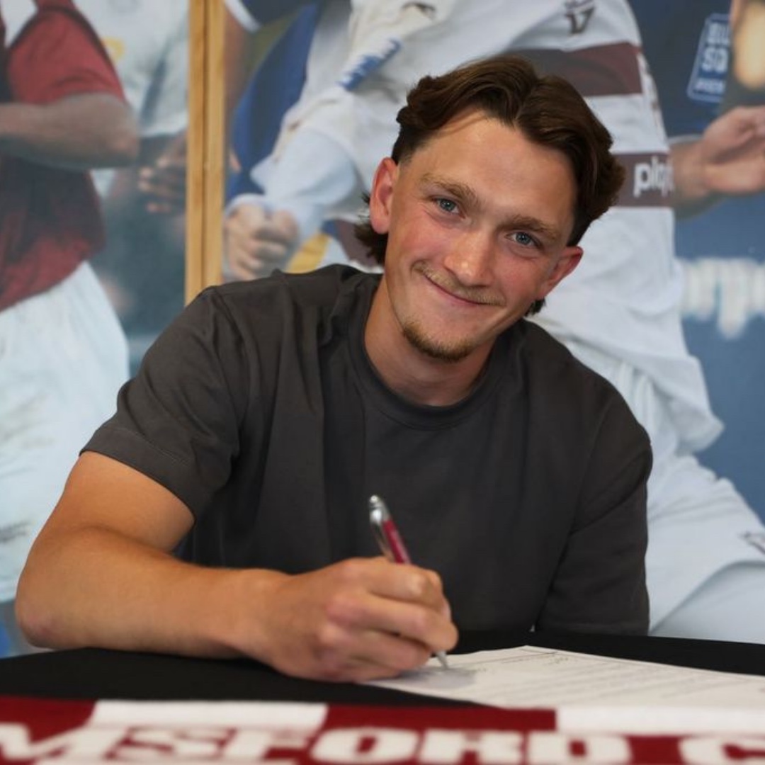 OfficialClarets's tweet photo. We're delighted to welcome Harry Barbrook back to the club! ✍️

#ClaretsTogether