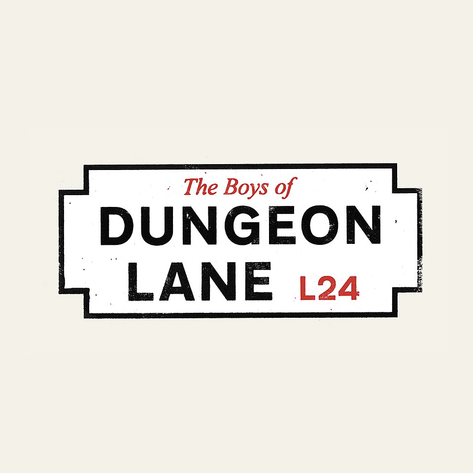 AlbuME_official's tweet photo. 📝 今日のスタッフレビュー：Paul McCartney『The Boys of Dungeon Lane』(2026)

"バラエティに富んだ楽曲が並ぶ'2020年代前半のポール・マッカートニー楽曲集'"

ポールが米国人プロデューサーのアンドリュー・ワットとともに数年をかけて作り上げていったという最新作で、10曲目の「Home To Us」はリンゴとのデュエット。静と動のコントラストが鮮烈なオープニング「As You Lie There」から、彼ほどのベテランとは思えないほど力強くエモーショナルな作風に驚かされます。サウンド面では全体としてバラエティに富んでおり、過ぎ去った日々に目を向けた「Days We Left Behind」や「Down South」などの楽曲はアコースティックな曲調。そうした中でサイケ風の「Mountain Top」や爽快なギター・ロック・ナンバー「Come Inside」なども良いアクセントになっています。ほかにも、メロトロンの音色や間奏のアレンジに「The Fool On The Hill」や「Strawberry Fields Forever」の面影が浮かぶ「Never Know」、「Your Mother Should Know」のようなポール節を感じさせる「Life Can Be Hard」、ピアノと荘厳なストリングスに乗せて強い女性の姿が描かれる「Momma Gets By」など個性的なトラックが多数。ポールの子供時代への回顧が一つのテーマになっているようですが、数年のうちに少しずつ作られていったということを考えても、サウンド面に関しては「2020年代前半のポール・マッカートニー楽曲集」というようなイメージが合うかもしれないと感じました。

あなたはこの新作、どう感じましたか？