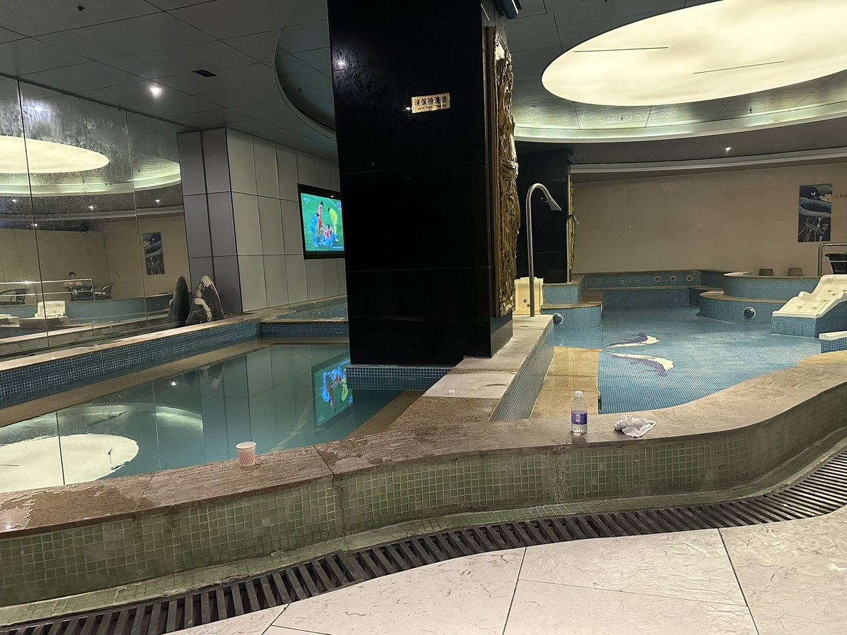 YNeelNeel's tweet photo. 去了星水疗打卡。
缺点：别想着在水池里搞，镜子全覆盖，干什么都一清二楚；干蒸房全开放，没有湿蒸房。
优点：二楼有3-4人的小房间，适合静悄悄玩，不过晚上基本一直有人探头进来，很噁心。

我觉得水池旁边都是gay

105元抖音买的24小时票，单看吃和睡的话，我觉得还是对得住这个价格。 https://t.co/V2QH7cTDCR