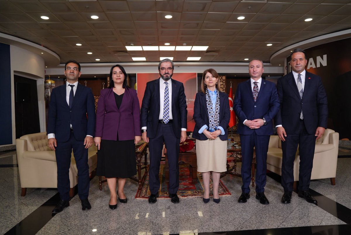devakadinda's tweet photo. Bayramlaşma programları kapsamında partimizi temsilen; Genel Başkan Yardımcımız ve Kadın Çalışmaları Başkanımız Zeynep Sudan, Genel Başkan Yardımcımız ve Teşkilat İşleri Başkanımız Seyit Karaca ile Genel Merkez Yönetim Kurulu Üyemiz Av. Zeki Kaplan’dan oluşan heyetimiz, siyasi partilere nezaket ziyaretlerinde bulunmuştur.

Karşılıklı iyi dileklerin paylaşıldığı bu anlamlı buluşmalarda gösterdikleri misafirperverlik ve samimi ev sahipliği için ziyaret ettiğimiz tüm siyasi partilere teşekkür ediyor, bayramın ülkemize huzur, birlik ve beraberlik getirmesini diliyoruz.
@KaracaSeyit @AvZekiKAPLAN @alibabacan