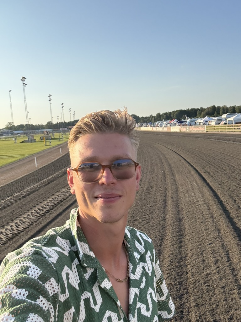 MVberra's tweet photo. 🔥 Elitloppshelgen är här! 🏆🐎

Vi inleder årets största travhelg med en GS75-omgång från Solvalla med första start 15:00.

Tre dagar fyllda med toppsport, stora pengar och magisk stämning väntar.💥

👉 Andelar: [https://t.co/cDfPAiIZyt]

Nu njuter vi av travets högtid. 🍻 https://t.co/N4frOoYTkc