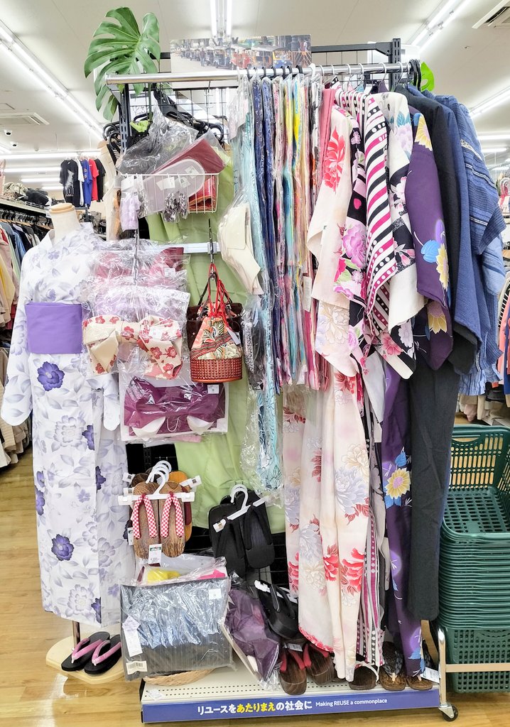 offsayama's tweet photo. オフハウス16号狭山店です！
 毎月29日は  #服の日 ！
狭山店では浴衣の展開やピックアップブランドのお洋服がレジ前に並んでおります👕👘🎶
ぜひぜひチェックしに来てください😊
 #リユースでファッションを楽しもう 
 #オフハウス  #古着  #買取 https://t.co/nPOITWln8i