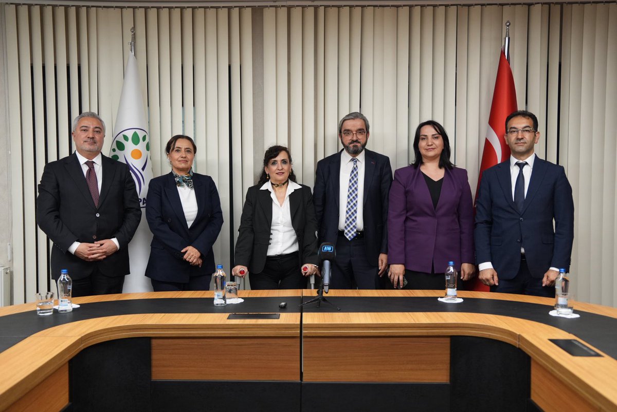devakadinda's tweet photo. Bayramlaşma programları kapsamında partimizi temsilen; Genel Başkan Yardımcımız ve Kadın Çalışmaları Başkanımız Zeynep Sudan, Genel Başkan Yardımcımız ve Teşkilat İşleri Başkanımız Seyit Karaca ile Genel Merkez Yönetim Kurulu Üyemiz Av. Zeki Kaplan’dan oluşan heyetimiz, siyasi partilere nezaket ziyaretlerinde bulunmuştur.

Karşılıklı iyi dileklerin paylaşıldığı bu anlamlı buluşmalarda gösterdikleri misafirperverlik ve samimi ev sahipliği için ziyaret ettiğimiz tüm siyasi partilere teşekkür ediyor, bayramın ülkemize huzur, birlik ve beraberlik getirmesini diliyoruz.
@KaracaSeyit @AvZekiKAPLAN @alibabacan