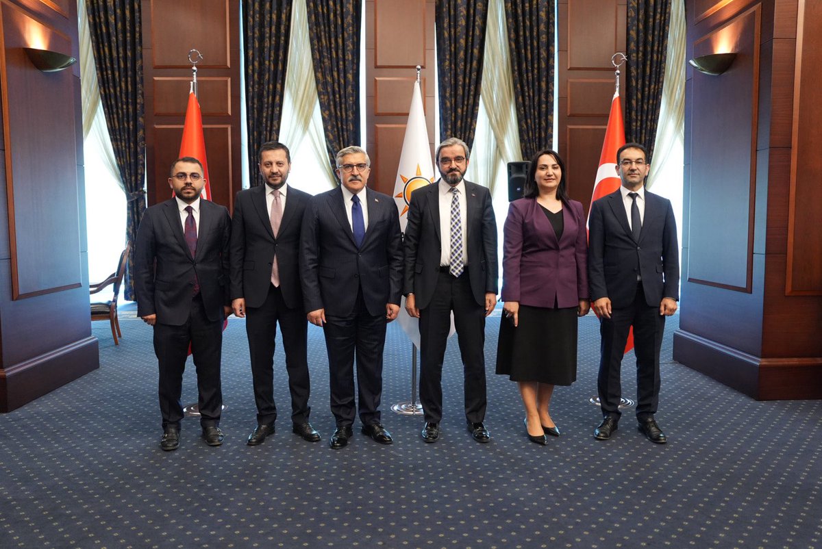 devakadinda's tweet photo. Bayramlaşma programları kapsamında partimizi temsilen; Genel Başkan Yardımcımız ve Kadın Çalışmaları Başkanımız Zeynep Sudan, Genel Başkan Yardımcımız ve Teşkilat İşleri Başkanımız Seyit Karaca ile Genel Merkez Yönetim Kurulu Üyemiz Av. Zeki Kaplan’dan oluşan heyetimiz, siyasi partilere nezaket ziyaretlerinde bulunmuştur.

Karşılıklı iyi dileklerin paylaşıldığı bu anlamlı buluşmalarda gösterdikleri misafirperverlik ve samimi ev sahipliği için ziyaret ettiğimiz tüm siyasi partilere teşekkür ediyor, bayramın ülkemize huzur, birlik ve beraberlik getirmesini diliyoruz.
@KaracaSeyit @AvZekiKAPLAN @alibabacan