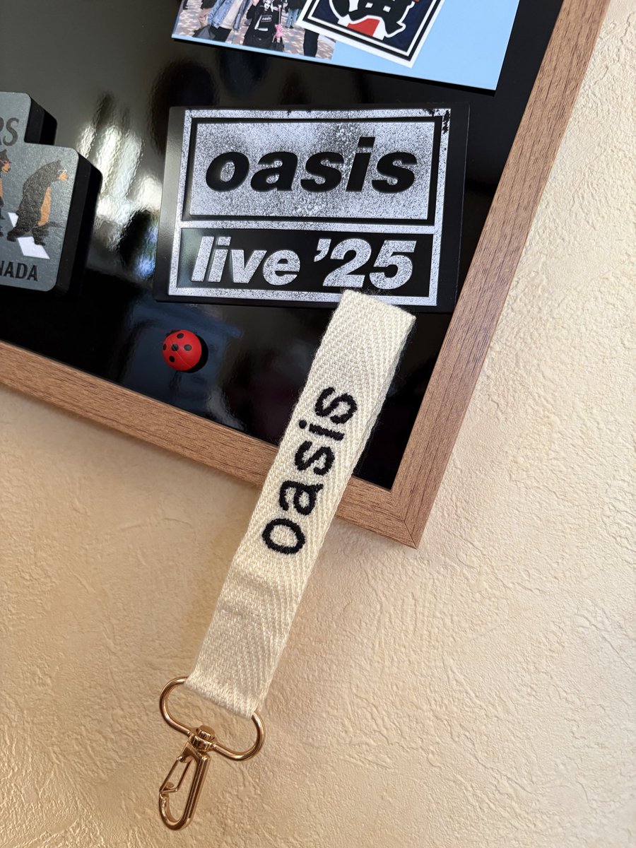 pbeatle's tweet photo. 友だちが作ってくれた✨
丁寧な刺繍✨
もったいなくて使えないので飾りました。
ありがとう！
今日はノエルのお誕生日🍾
おめでとう！
oasis万歳🙌

#oasis https://t.co/ohreDQNscj