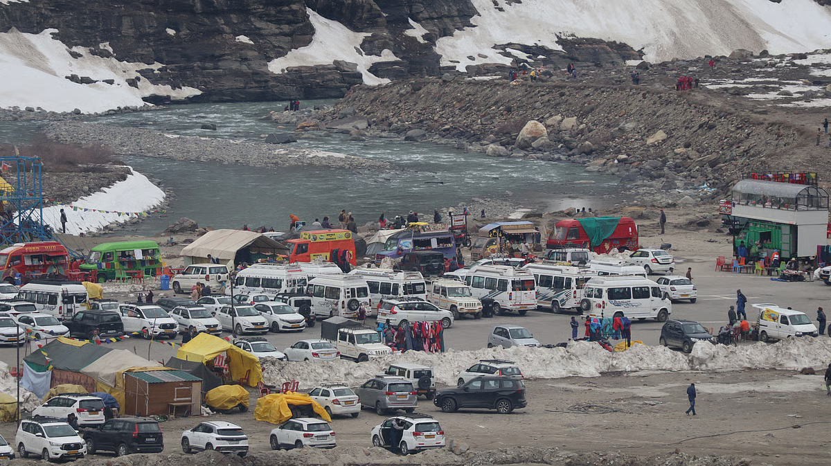 down2earthindia's tweet photo. Ghepan Lake above Sissu in Himachal Pradesh is rapidly expanding, raising fears of a glacial lake outburst flood. 

Raman Kant writes how climate change, tourism and inadequate early warning systems are putting Sissu, the Atal Tunnel, Manali-Leh Highway and downstream villages at serious risk.

https://t.co/ElpviJwVD7