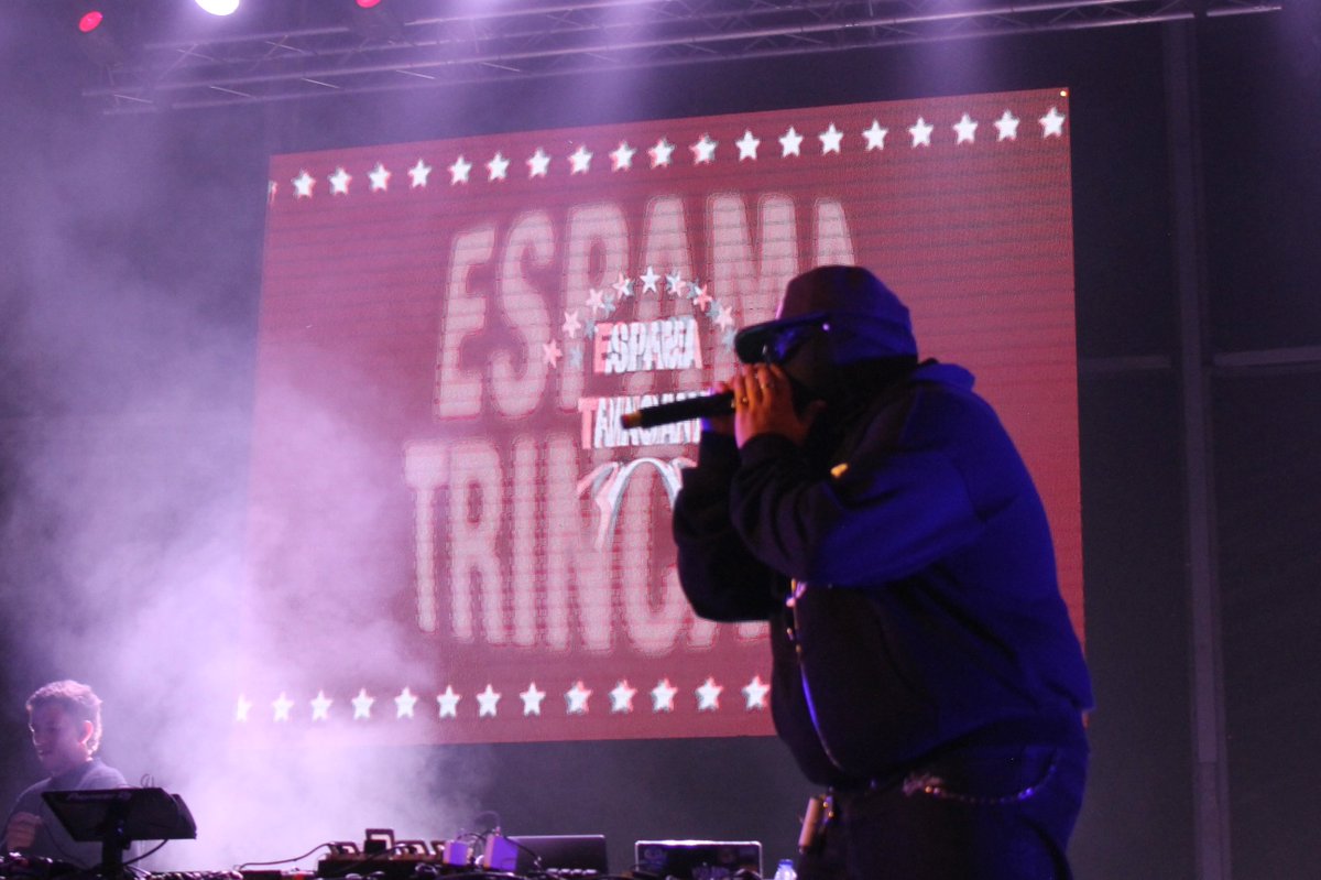 acabra's tweet photo. Palco secundário aplaude música house e hip hop alternativo | Plateia vibra com trap nacional de rapper açoriano. DJ guineense leva identidade africana ao palco.

https://t.co/LDZP1b30Ey https://t.co/vHAPUeyFok