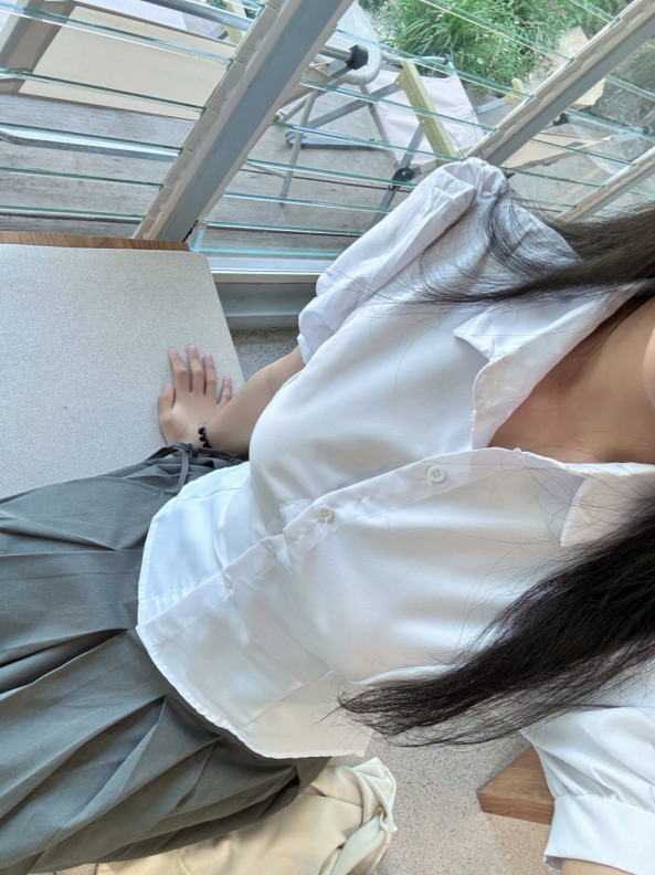 kui661's tweet photo. 剛準備出電梯聽到鄰居說
：你知道3樓的胸型很美嗎 
：而且他都不穿內衣 點超小
：晚上淫叫超大聲一定是騷妹
我猛一個轉頭
：我就是3樓的
呵呵大型社死現場 https://t.co/SnmfMUIIA2
