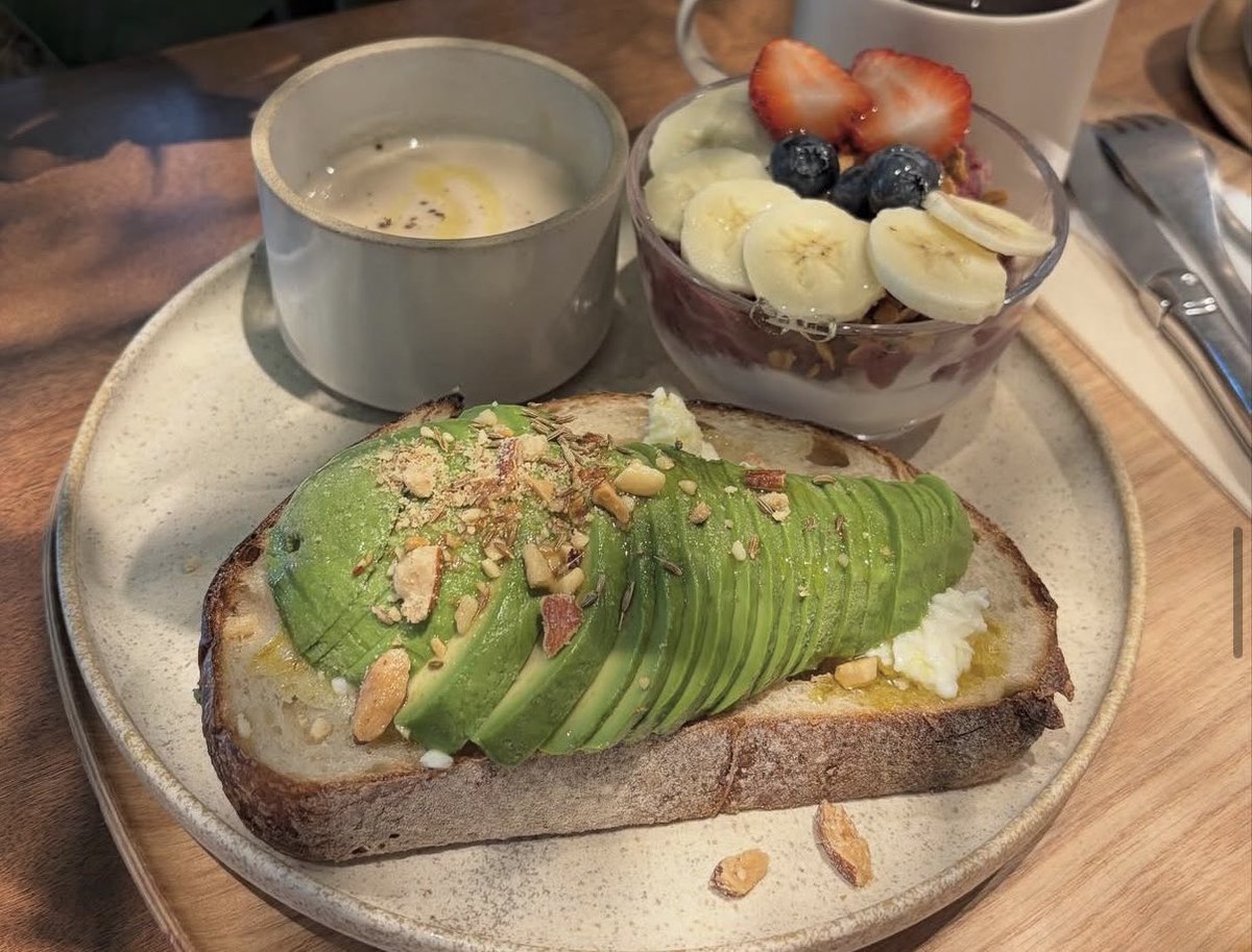 yuyudayo0924's tweet photo. アサイー単体で言うとsugaryの方が美味しいんだけど土日は混み過ぎて大体入れないので諦めてこっち行く率高め。平日行くと入れるけどプレートがめっちゃ満足度高くてお腹いっぱいになるしアサイーも濃厚でとっても美味しい
プレートはこのボリュームで2,000円なので恵比寿界隈では結構お値打ち♡ https://t.co/VhLpDO6RVG
