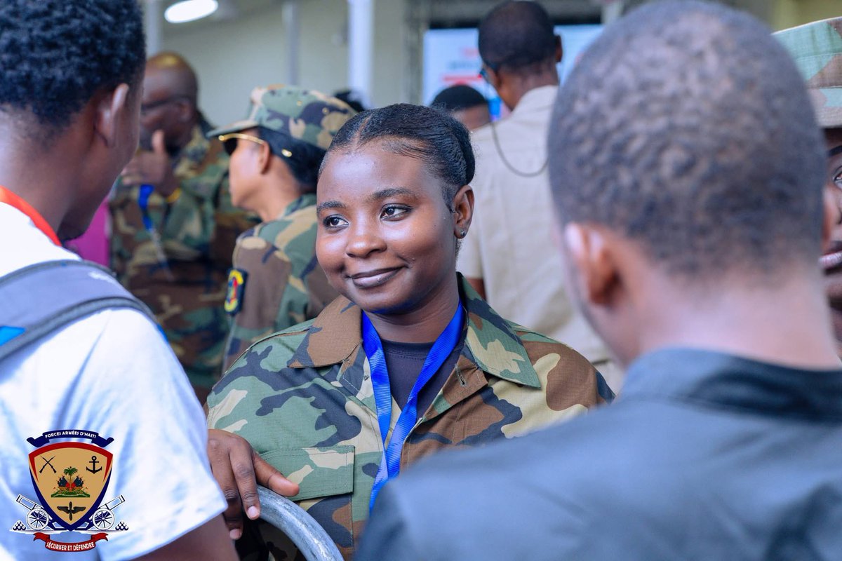 pierrealain59's tweet photo. Les @forcesarmeesht ont participé hier jeudi à la foire des services publics et de l’emploi organisé par le @undphaiti 

Les @forcesarmeesht ont échangé avec de nombreux jeunes et professionnels sur les possibilités d’intégrer l’institution militaire.

Pour le secrétaire général de l’Etat Major Général, présent à cet événement, «  l’enthousiasme manifesté par les visiteurs témoigne du désir de servir la nation haïtienne. »