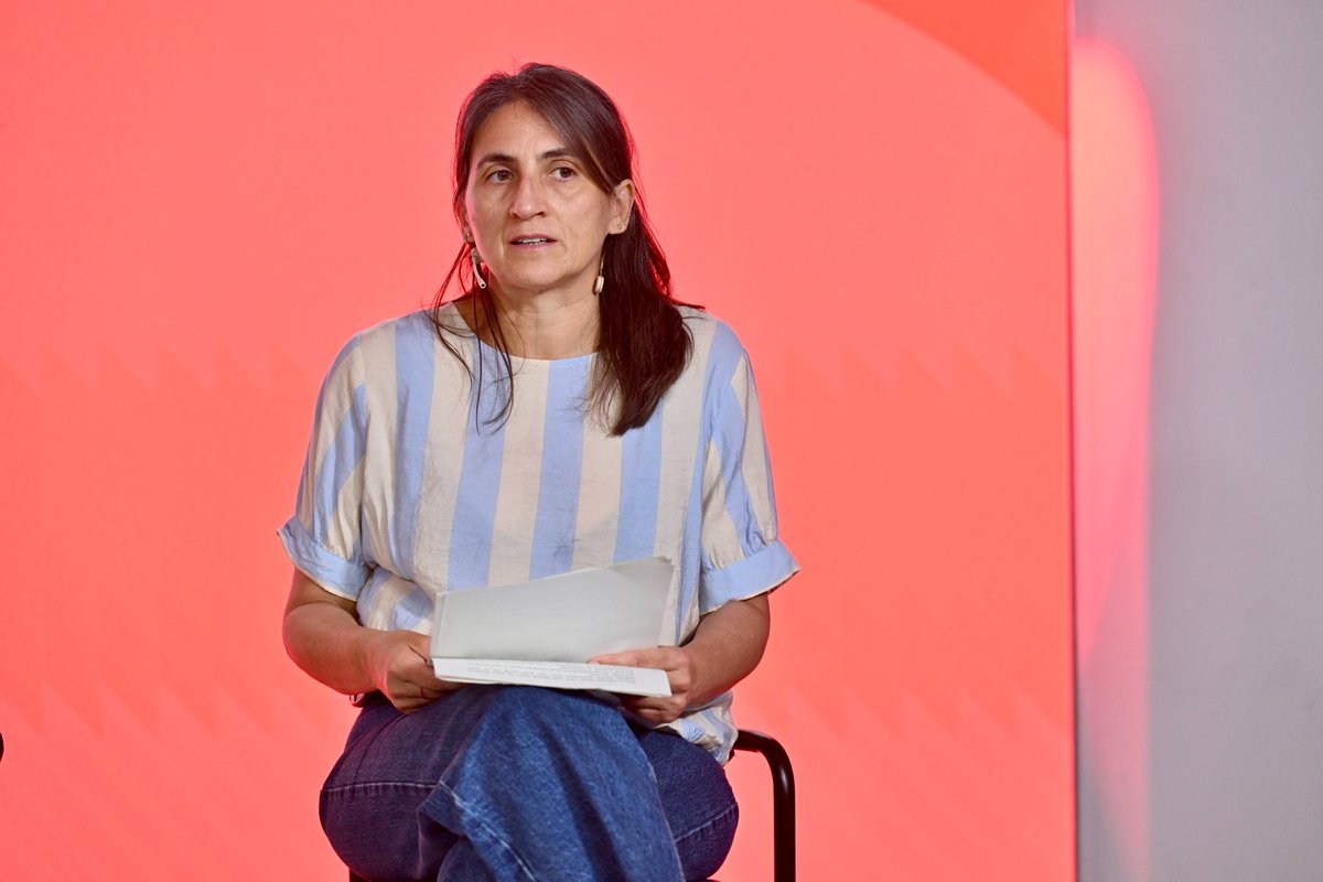 LaIntercolSuma's tweet photo. 🗣️Olga Giner, presidenta del @ceesc_cat, reivindica un abordatge preventiu: “Les persones no arriben al carrer per una única causa, sinó per l’acumulació de moltes, com la pèrdua de la feina, de l’habitatge o els trencaments familiars”.

Però la resposta administrativa continua sent fragmentada. “Cal una resposta integral. Tenir una casa significa tenir un projecte de vida i d’estabilitat”.