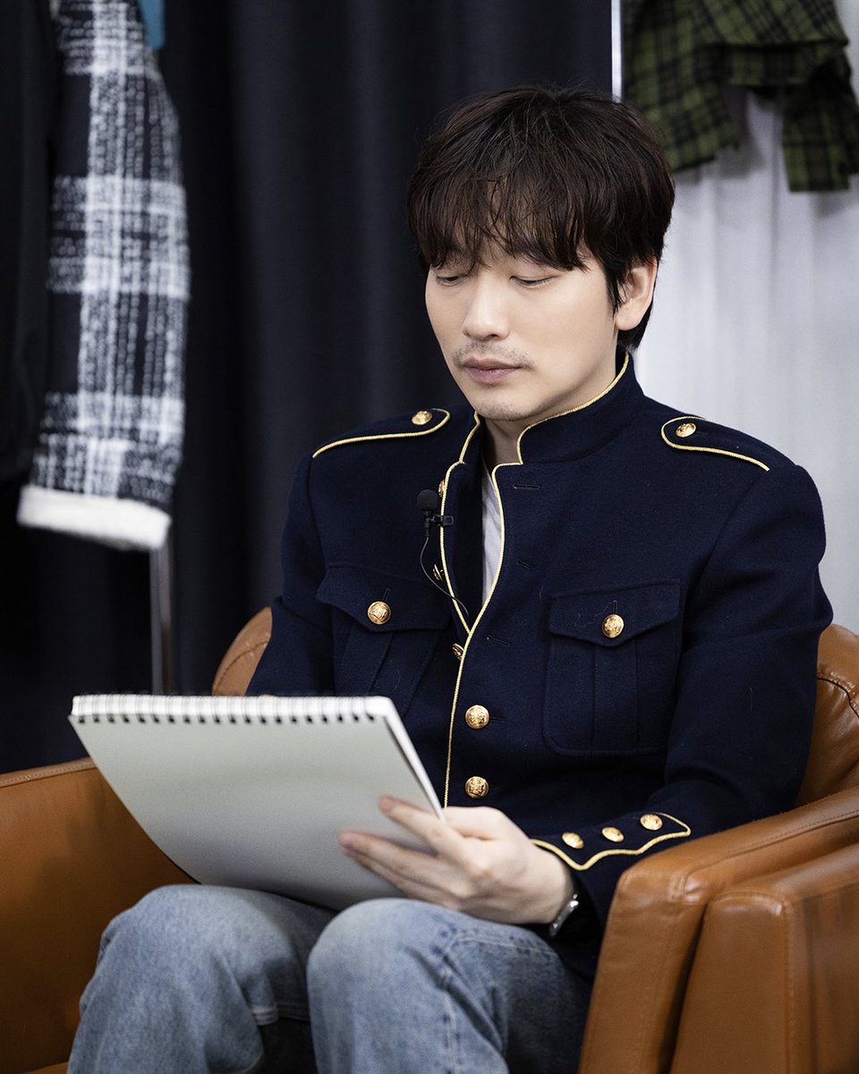 companyon_ly's tweet photo. [📸]

오늘 첫 회가 공개된 디즈니+ 유튜브 <휘둘려도 괜찮아?>

호스트에 첫 도전한 동휘 배우의 활약을 
지금 바로 디즈니+ 유튜브에서 확인해보세요! 😎

#이동휘 #LeeDongHwi #イドンフィ #李東輝 
#휘둘려도괜찮아 https://t.co/g4GjBiP9YW
