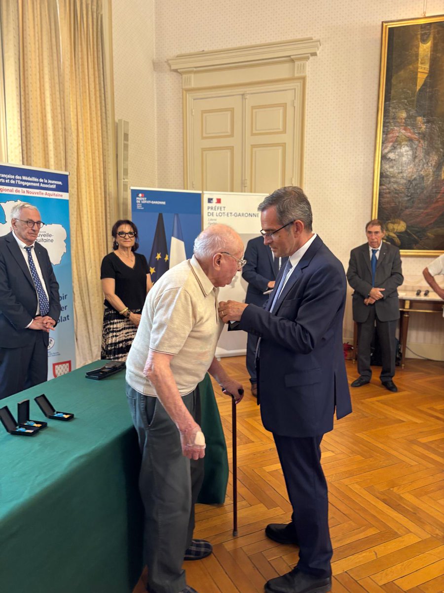 Prefet47's tweet photo. #Distinctions | 🏅Cérémonie de remise des médailles de la jeunesse, des sports et de l'engagement associatif

🤝 53 récipiendaires ont été distingués pour leur engagement au service de  la jeunesse, du sport et du monde associatif. Entourés de leurs  proches, des élus locaux et des représentants du monde associatif, ils  ont été salués pour leur dévouement, leur générosité et leur  contribution à la vie collective.

✨Merci et bravo !