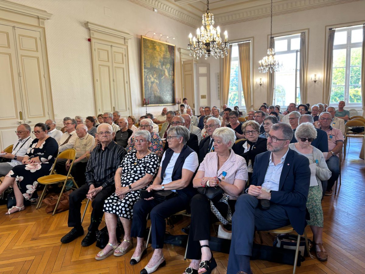 Prefet47's tweet photo. #Distinctions | 🏅Cérémonie de remise des médailles de la jeunesse, des sports et de l'engagement associatif

🤝 53 récipiendaires ont été distingués pour leur engagement au service de  la jeunesse, du sport et du monde associatif. Entourés de leurs  proches, des élus locaux et des représentants du monde associatif, ils  ont été salués pour leur dévouement, leur générosité et leur  contribution à la vie collective.

✨Merci et bravo !
