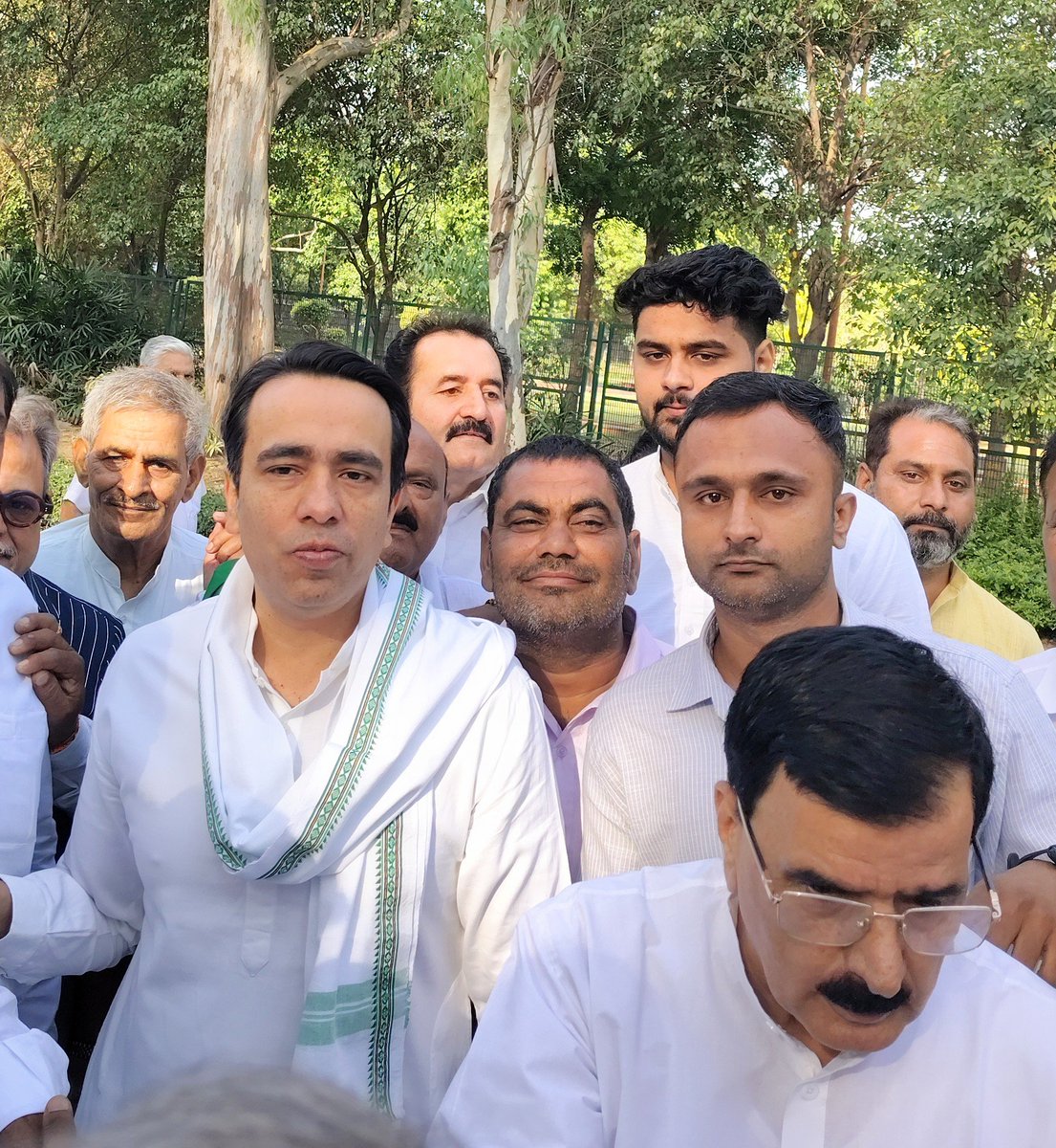 AnujRld's tweet photo. किसान घाट,नई दिल्ली /@RLD_Baghpat कार्यालय/डाक बंगला बड़ौत 
किसानों के मसीहा,पूर्व प्रधानमंत्री,भारत रत्न परम् श्रद्धेय स्व० #चौधरी_चरण_सिंह जी की 39वीं पुण्यतिथि पर विनम्र श्रद्धांजलि। 
#चौधरीचरणसिंह अमर रहें। 
#ChaudharyChranSingh
@RLDparty @jayantrld
@Office_ChJayant https://t.co/oupdnH39KH