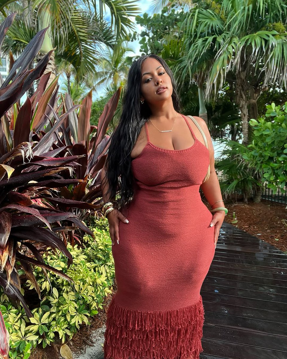 IconicCurves2 tweet media