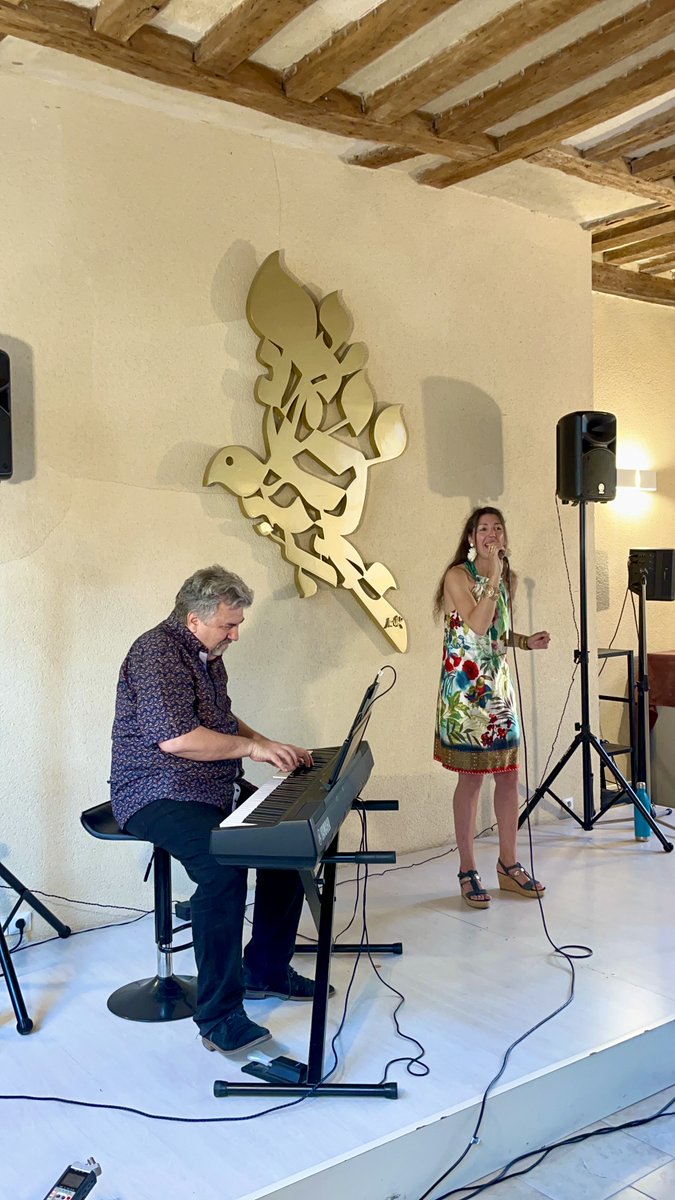 InstitutRachi's tweet photo. Hier soir, le jazz a pris le temps. 
Un piano, une voix, quelques silences bien placés… et l’atmosphère faisait le reste.

Alain Vuillot au piano, Morgane Genneret au chant : un récital piano-voix tout en nuances, entre douceur, élégance et émotions discrètes. https://t.co/Cyo1HQGCA5